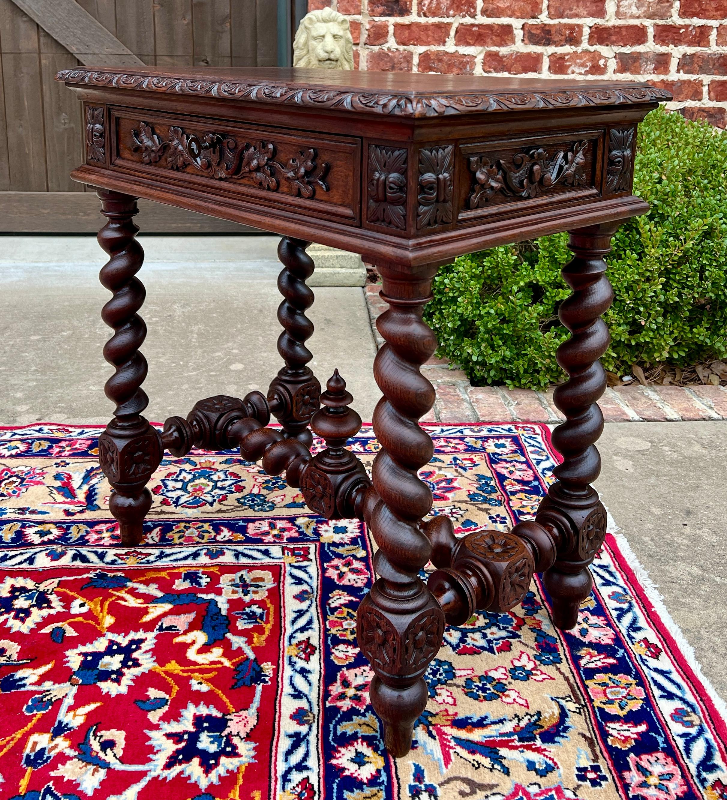 Antique French Escritorio Mesa de Escribir Mesilla de Noche PETITE c/ Cajón Barley Twist Roble en Bueno estado para la venta en Tyler, TX
