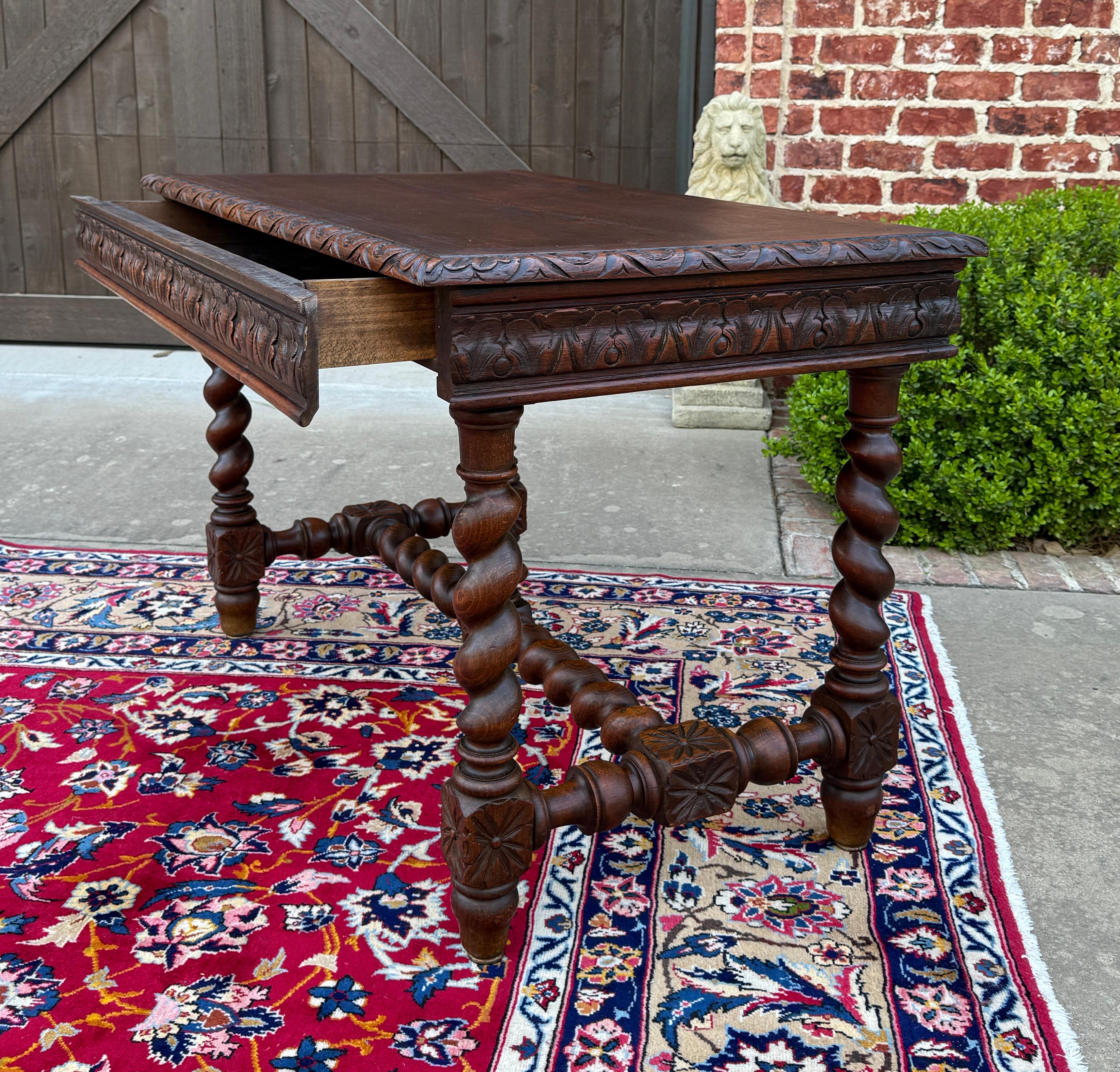 Ancienne table de bureau française Renaissance avec tiroir en chêne torsadé vers 1920 en vente 5