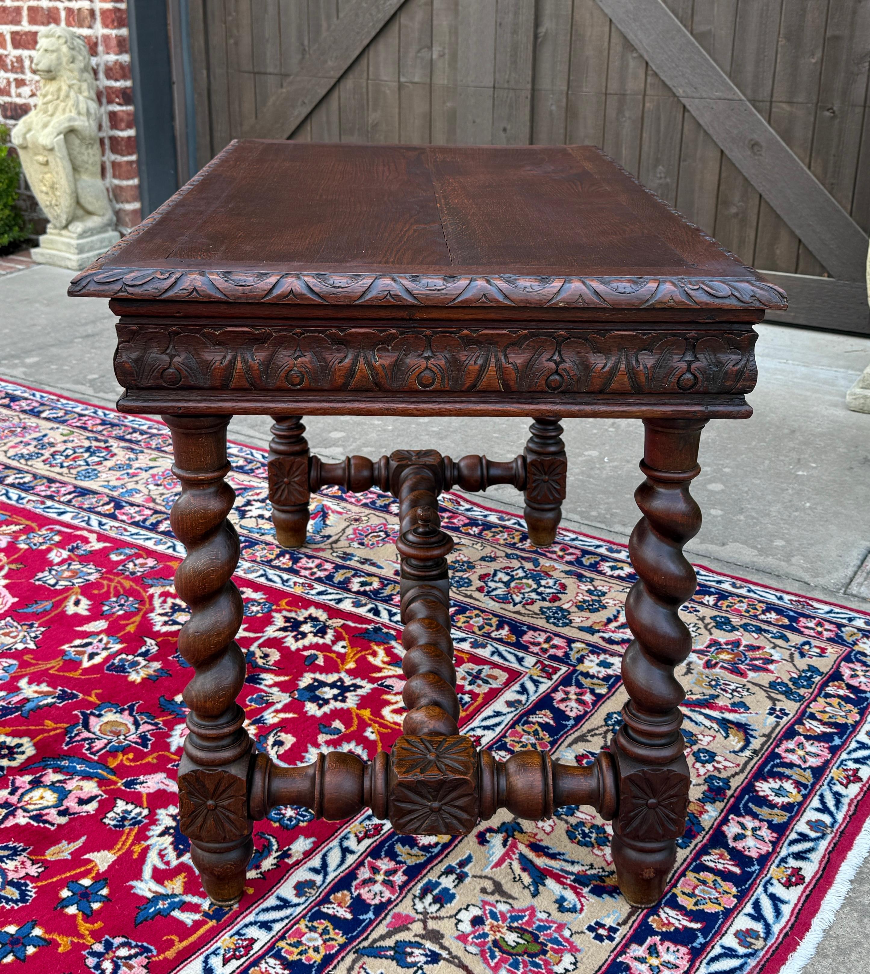 Ancienne table de bureau française Renaissance avec tiroir en chêne torsadé vers 1920 en vente 6