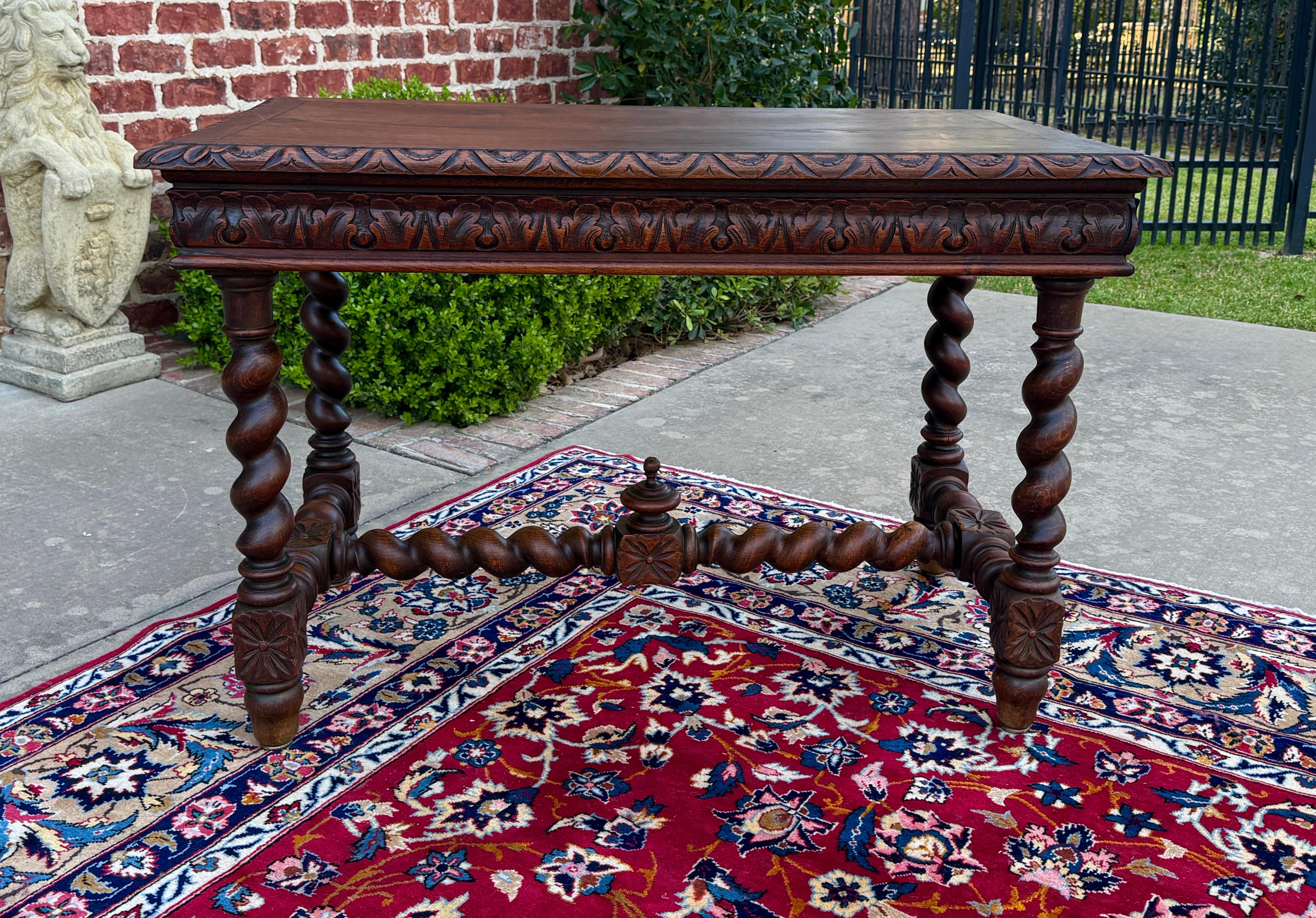 Magnifique bureau ou table à écrire en chêne français Louis XIII Renaissance du 19ème siècle avec tiroir pleine longueur, pieds en torsion d'orge, traverse, plateau biseauté sculpté en lunette et épi de faîtage.

Avec tant de gens qui travaillent à