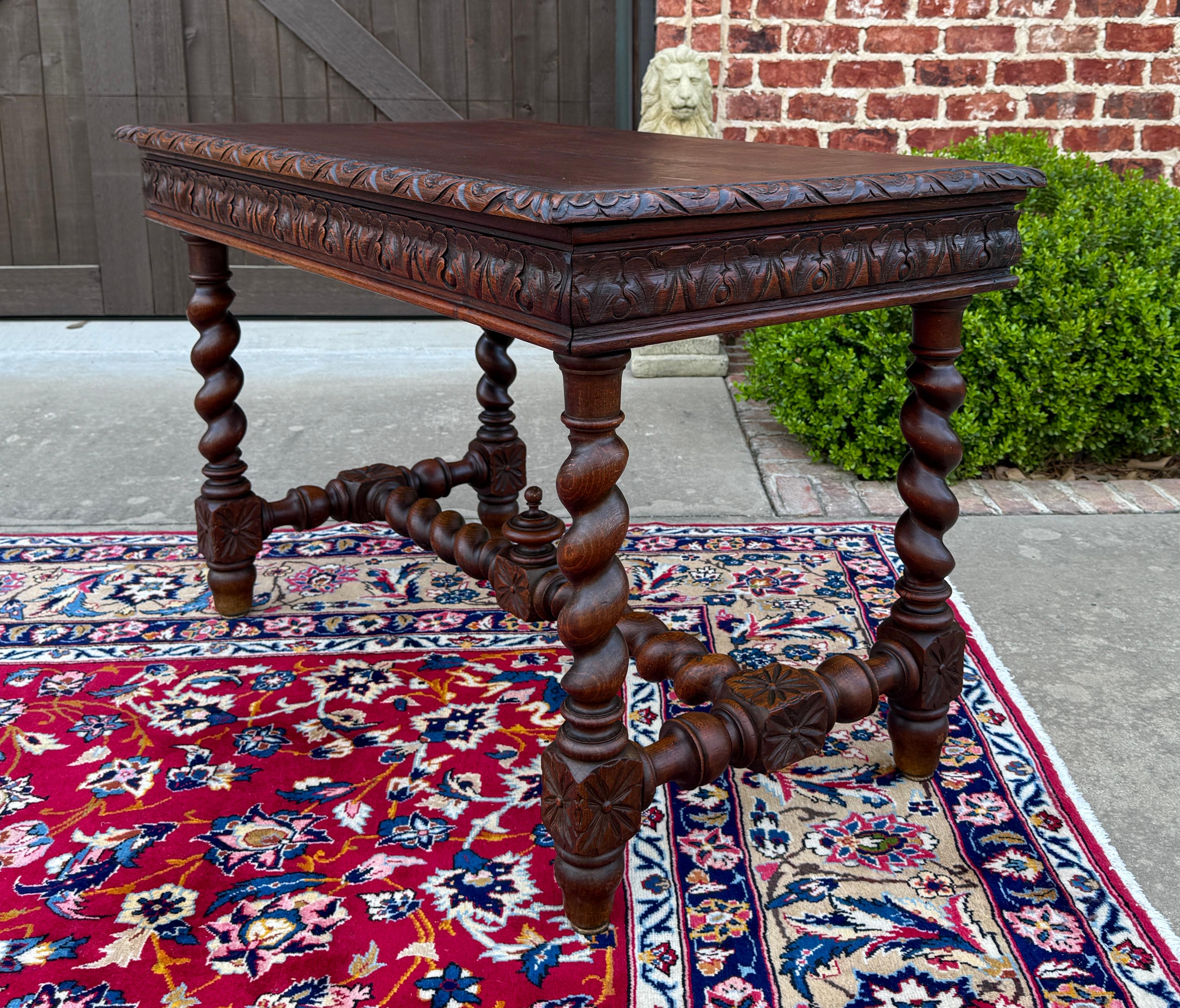 Français Ancienne table de bureau française Renaissance avec tiroir en chêne torsadé vers 1920 en vente