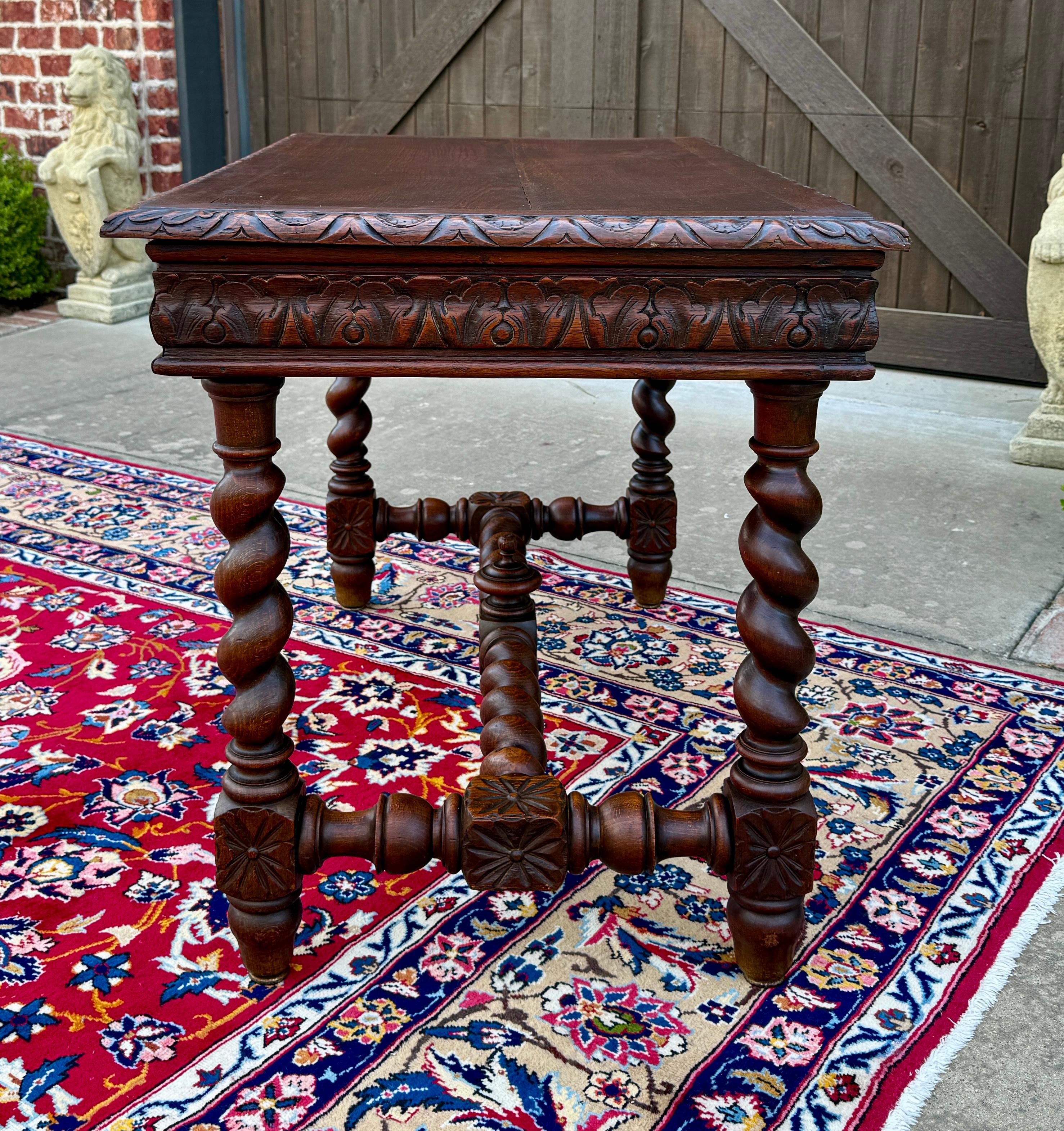 Sculpté Ancienne table de bureau française Renaissance avec tiroir en chêne torsadé vers 1920 en vente