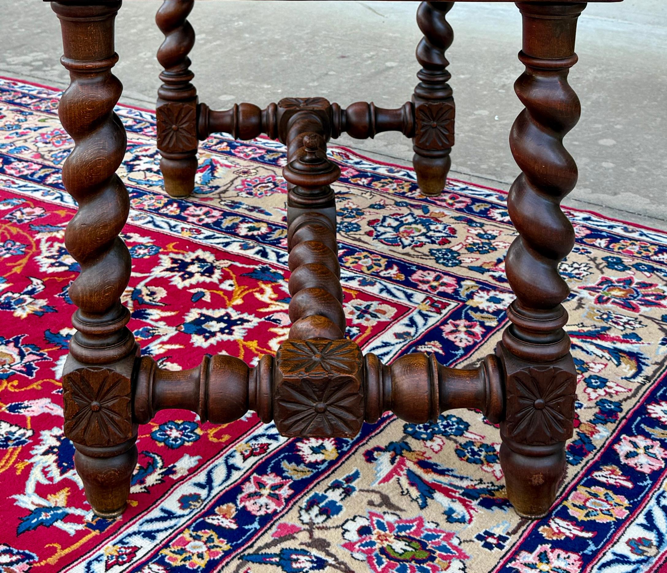 Ancienne table de bureau française Renaissance avec tiroir en chêne torsadé vers 1920 Bon état - En vente à Tyler, TX