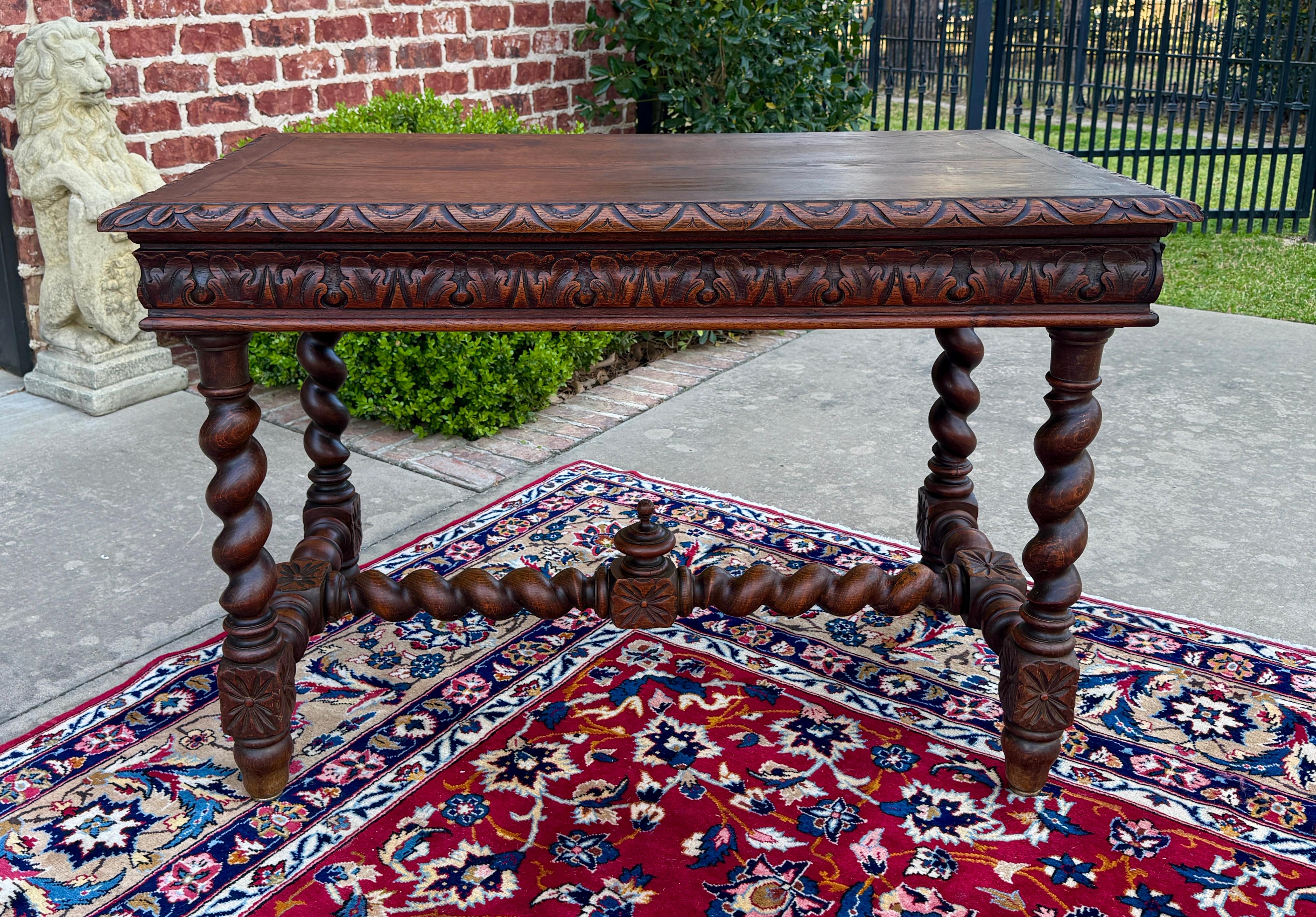 Chêne Ancienne table de bureau française Renaissance avec tiroir en chêne torsadé vers 1920 en vente