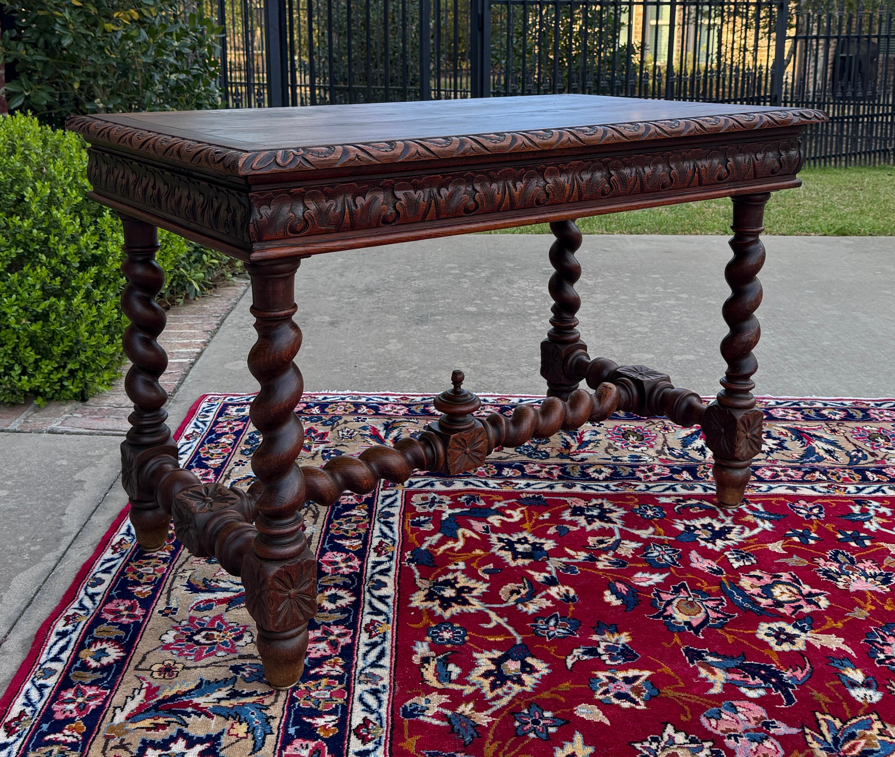 Ancienne table de bureau française Renaissance avec tiroir en chêne torsadé vers 1920 en vente 1
