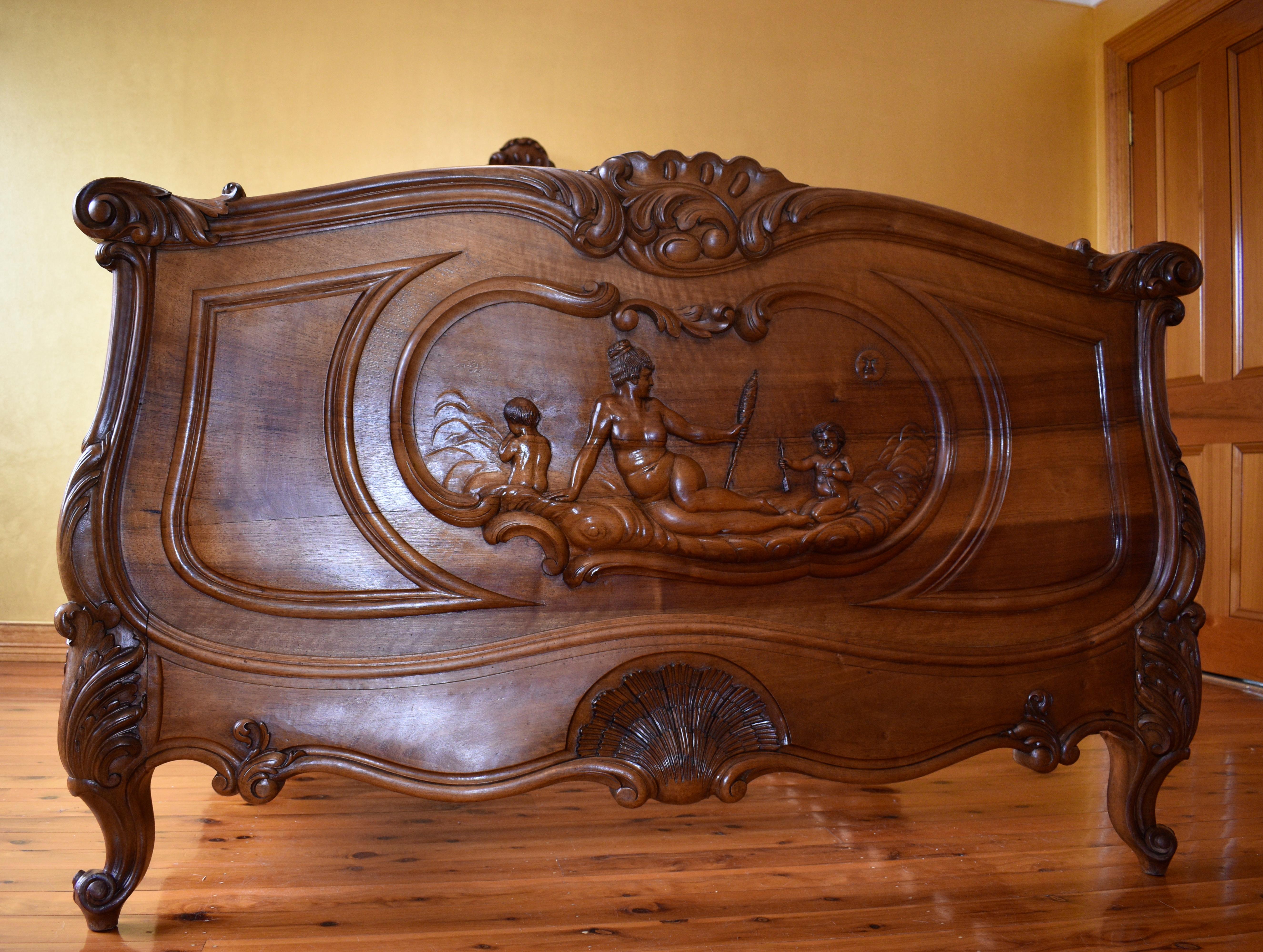 Magnifiques détails sculptés sur la tête de lit, la base et les côtés, le lit Louise de style XV est livré avec des lattes. Cette taille de lit peut nécessiter la fabrication d'un matelas sur mesure car la largeur est légèrement inférieure à celle