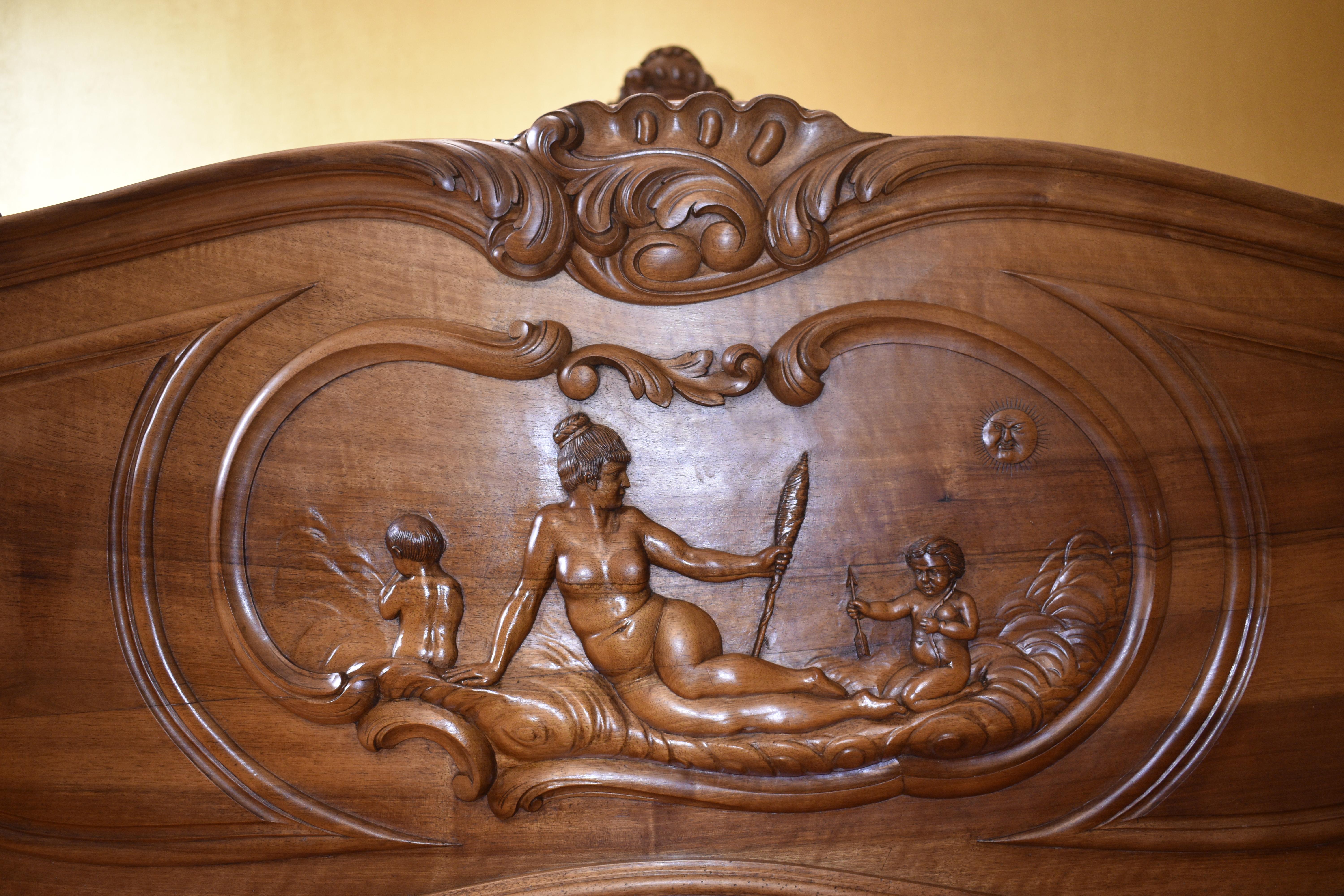 Ancien lit double Louise XV français sculpté et détaillé Bon état - En vente à EDENSOR PARK, NSW