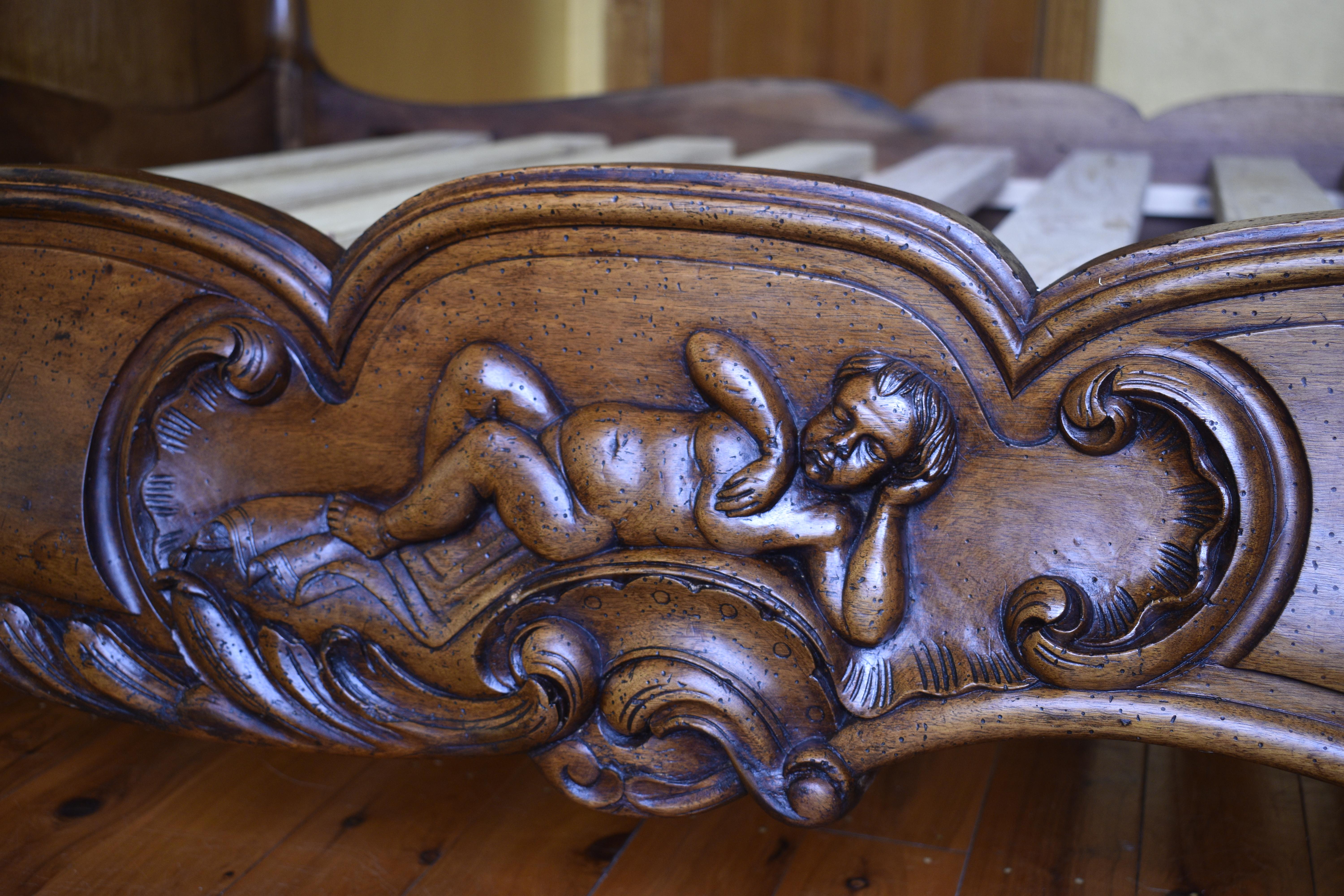 XIXe siècle Ancien lit double Louise XV français sculpté et détaillé en vente