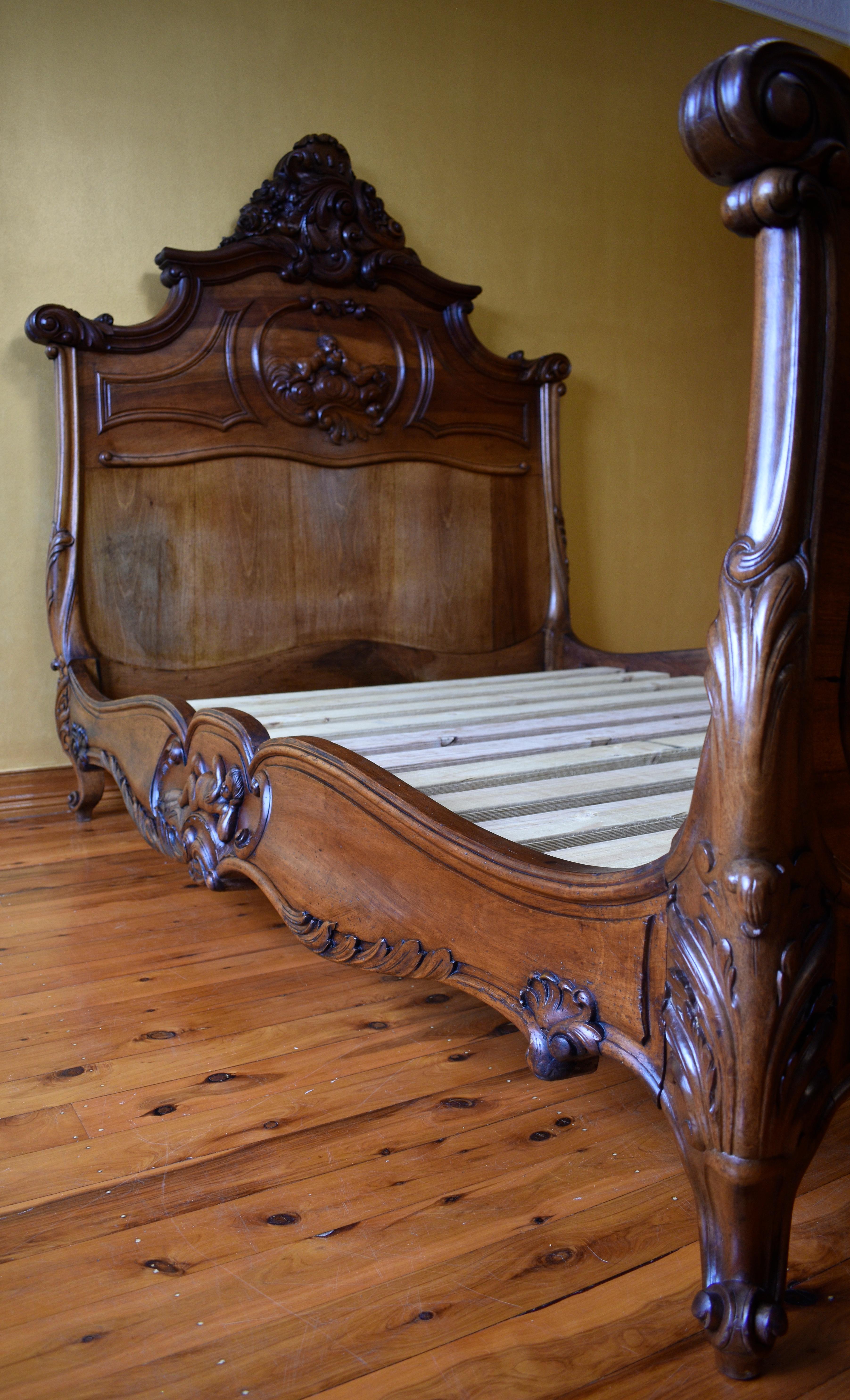Ancien lit double Louise XV français sculpté et détaillé en vente 1