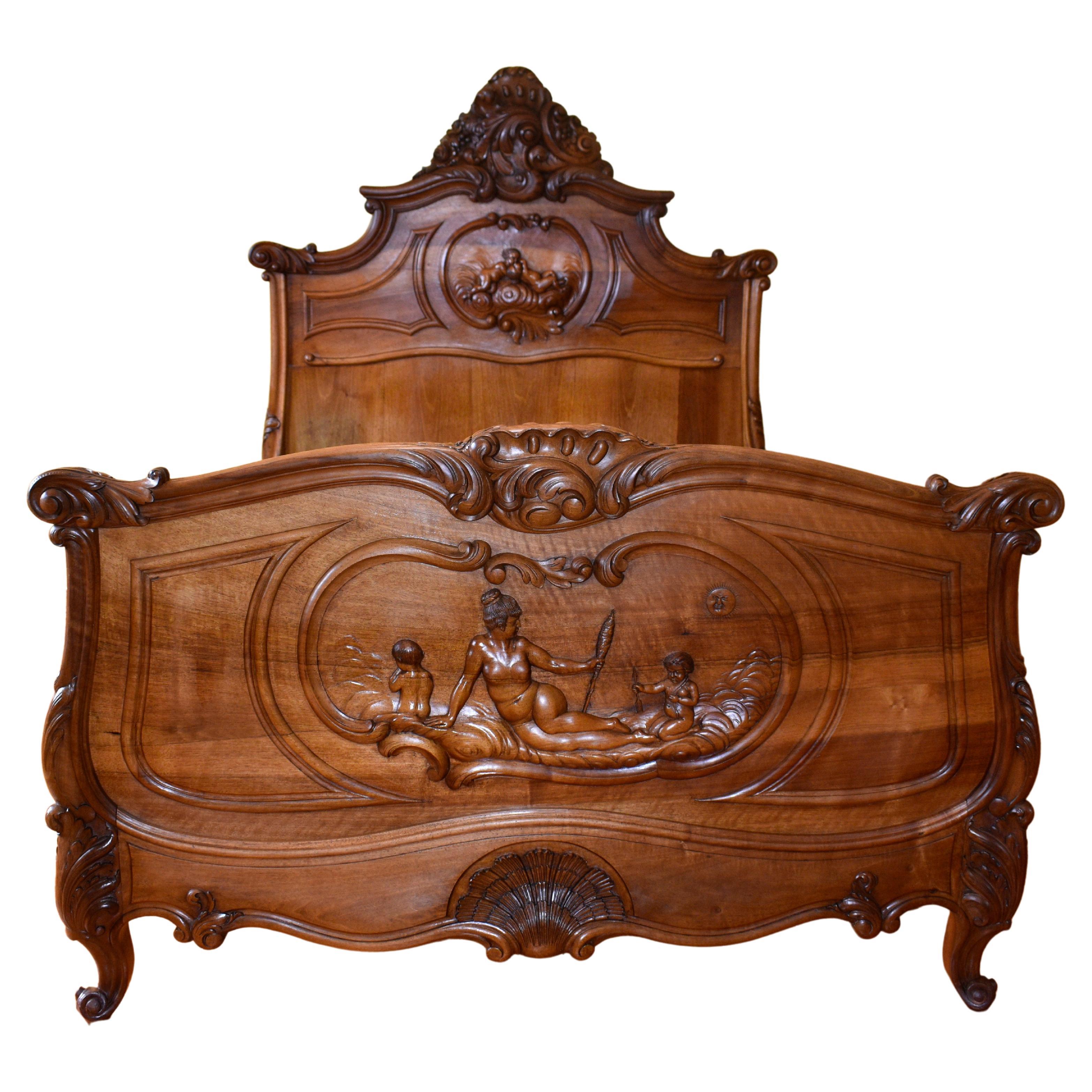 Ancien lit double Louise XV français sculpté et détaillé en vente