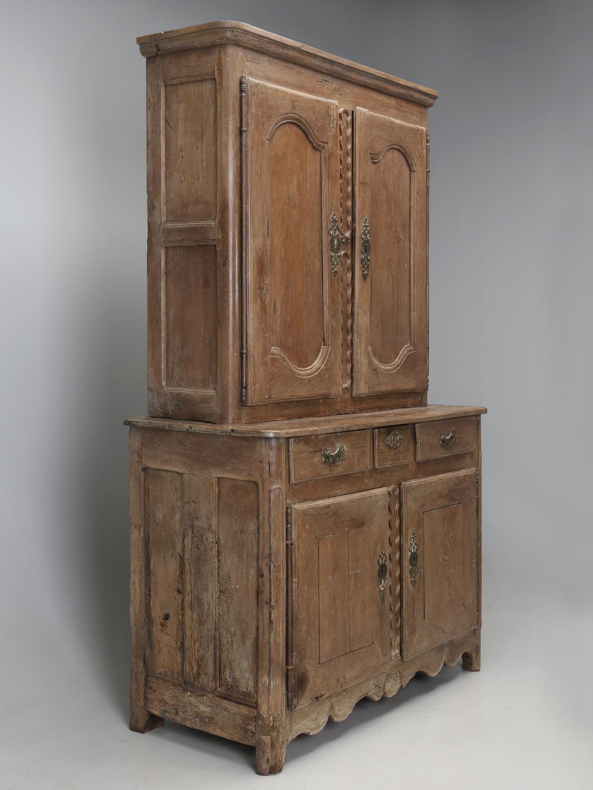 Antikes französisches Deux Corp-Schrank „Cupboard“ in Original-Finish aus Chateau, unrestauriert im Angebot 7