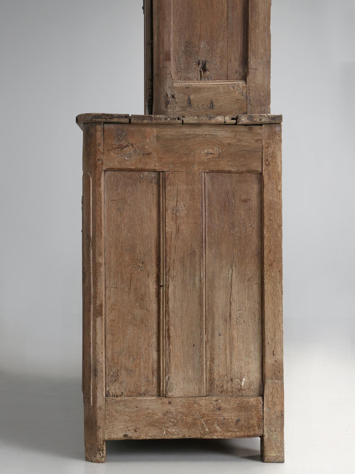 Antikes französisches Deux Corp-Schrank „Cupboard“ in Original-Finish aus Chateau, unrestauriert im Angebot 9