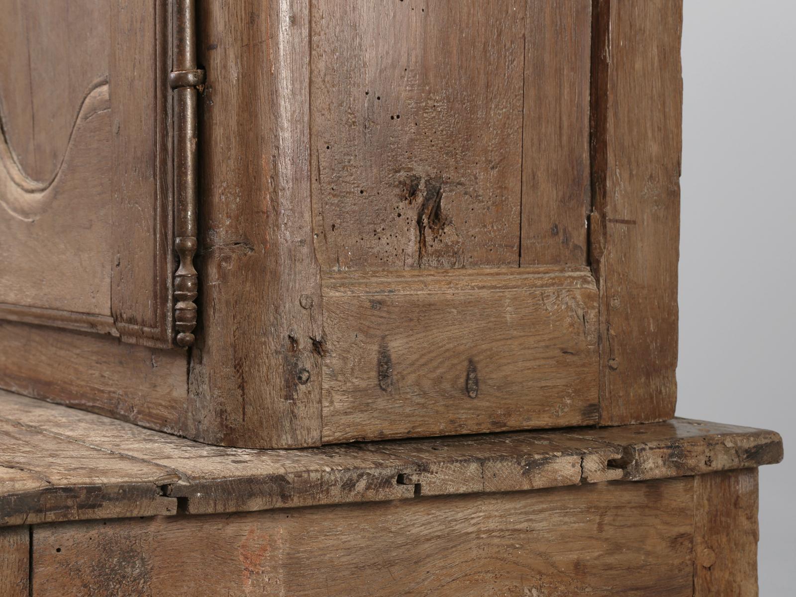Antikes französisches Deux Corp-Schrank „Cupboard“ in Original-Finish aus Chateau, unrestauriert im Angebot 10