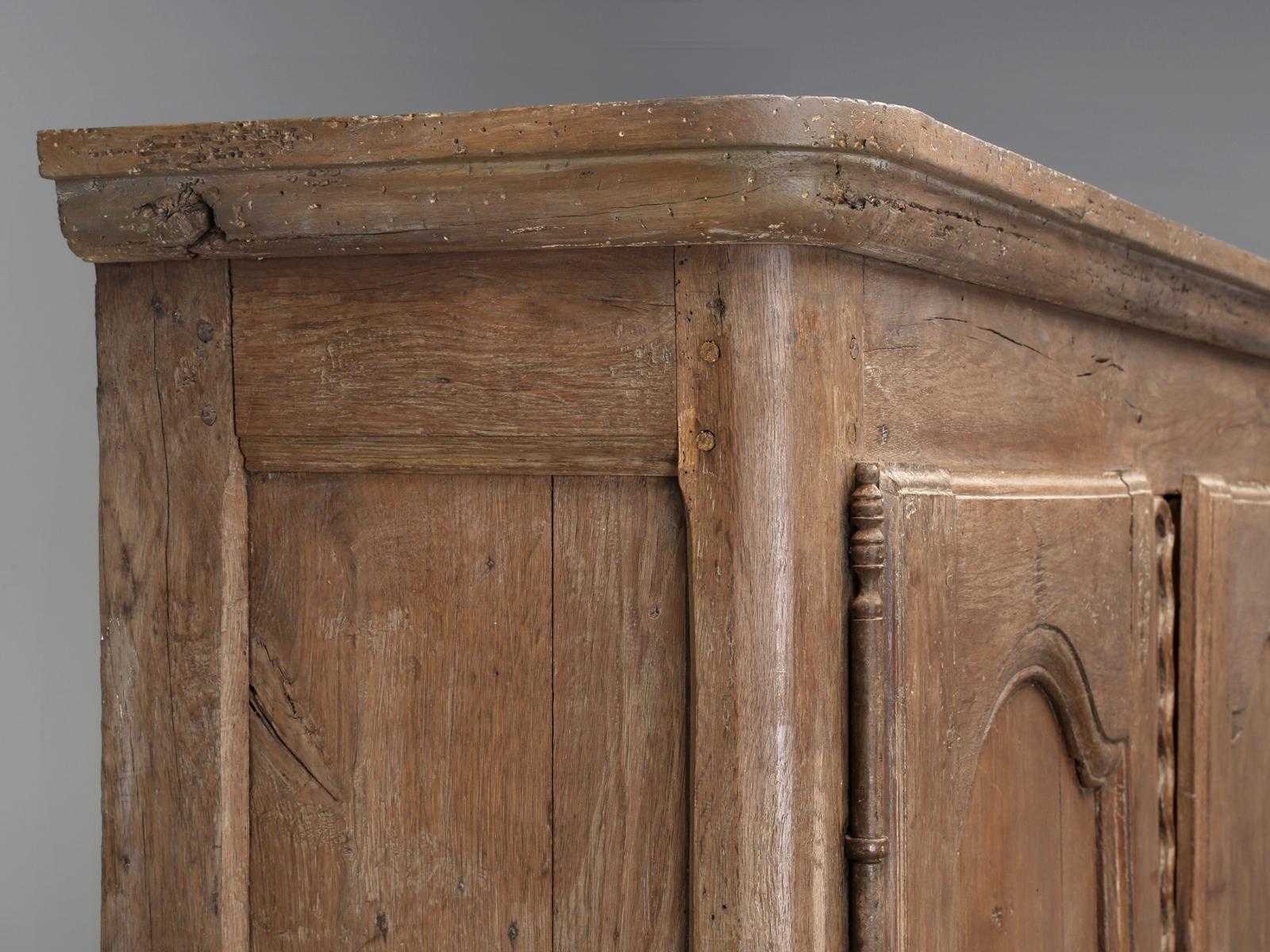 Dieser extrem seltene, antike französische Schrank, der aus dem Château de Loyat in der Bretagne stammt und vermutlich aus der Zeit um 1500 stammt, war in einem Zustand, von dem Antiquitätenhändler nur träumen können. Der französische Schrank sieht