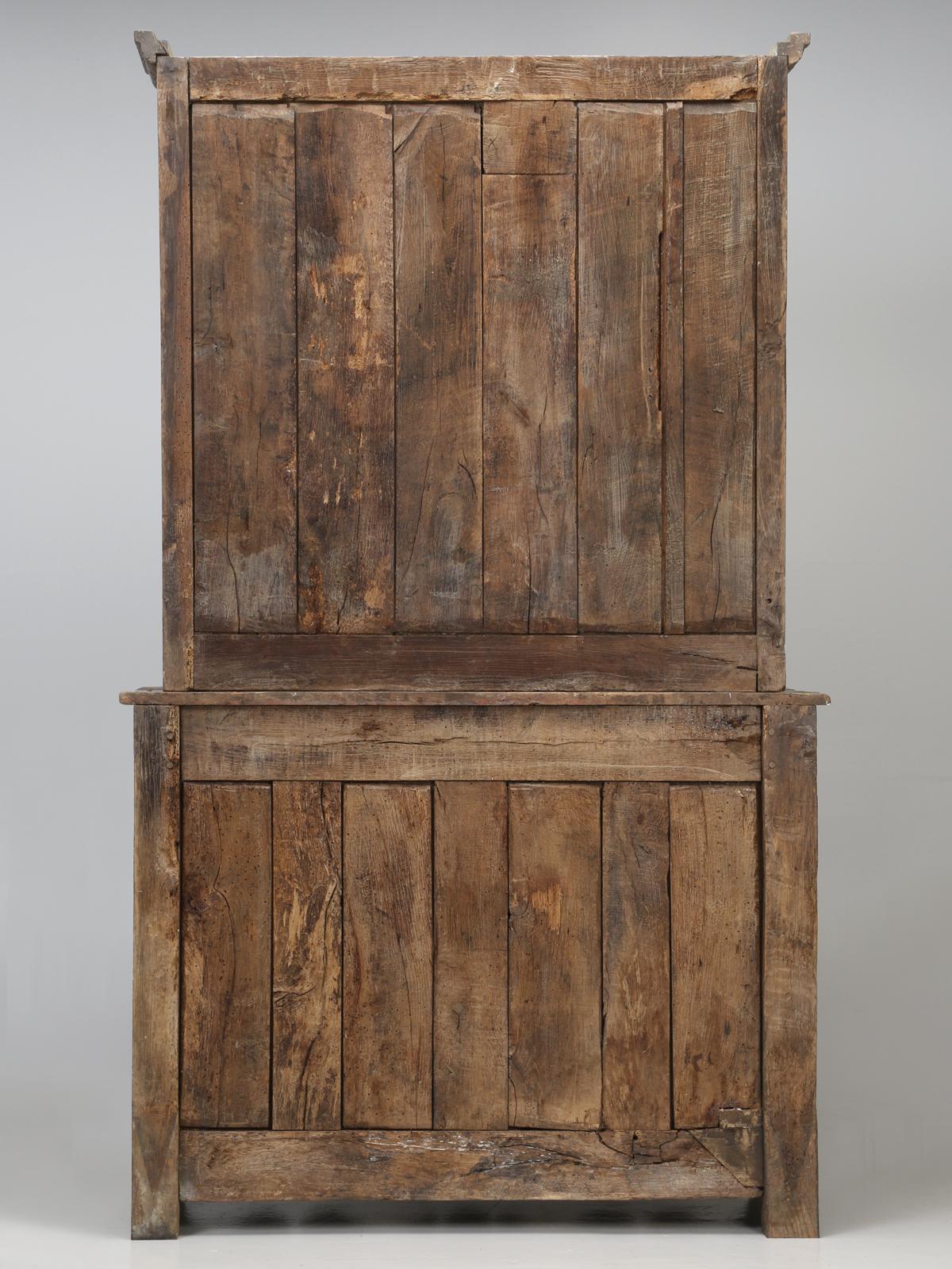 Antikes französisches Deux Corp-Schrank „Cupboard“ in Original-Finish aus Chateau, unrestauriert im Angebot 12