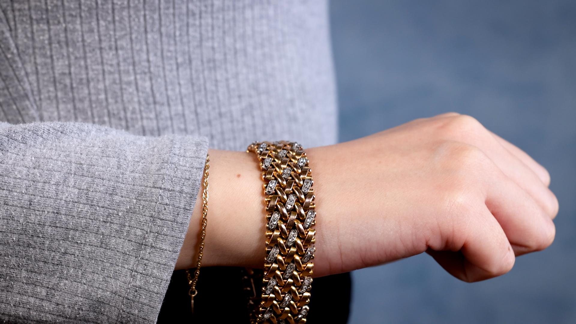 Taille ronde Bracelet français ancien à maillons tissés en or rose 18 carats avec diamants en vente