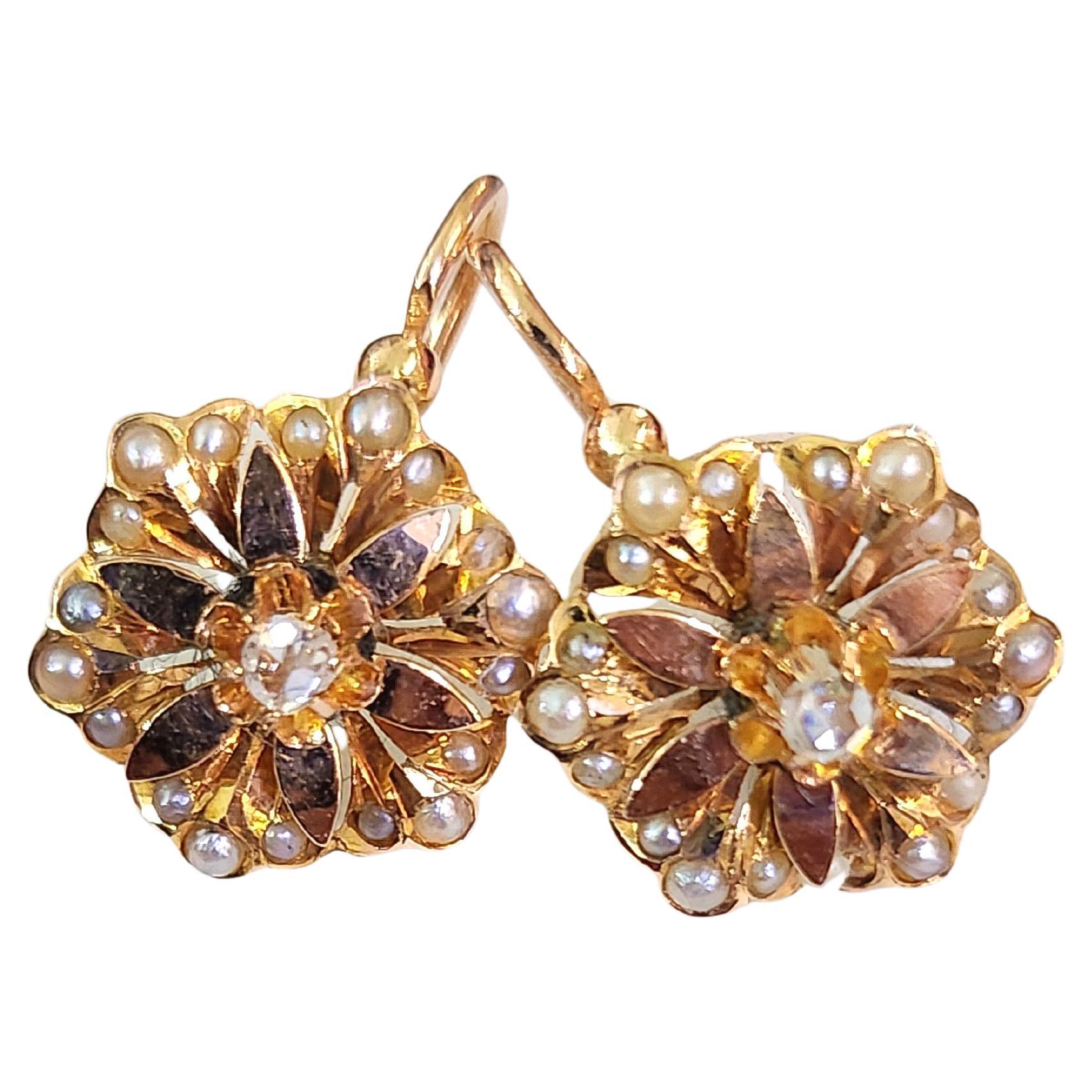 Orecchini francesi antichi risalenti agli anni '20 in oro 18 carati con al centro 2 diamanti affiancati da perle da seme, con marchio dell'aquila francese e marchio iniziale del produttore, lunghezza orecchini 2 cm in ottime condizioni