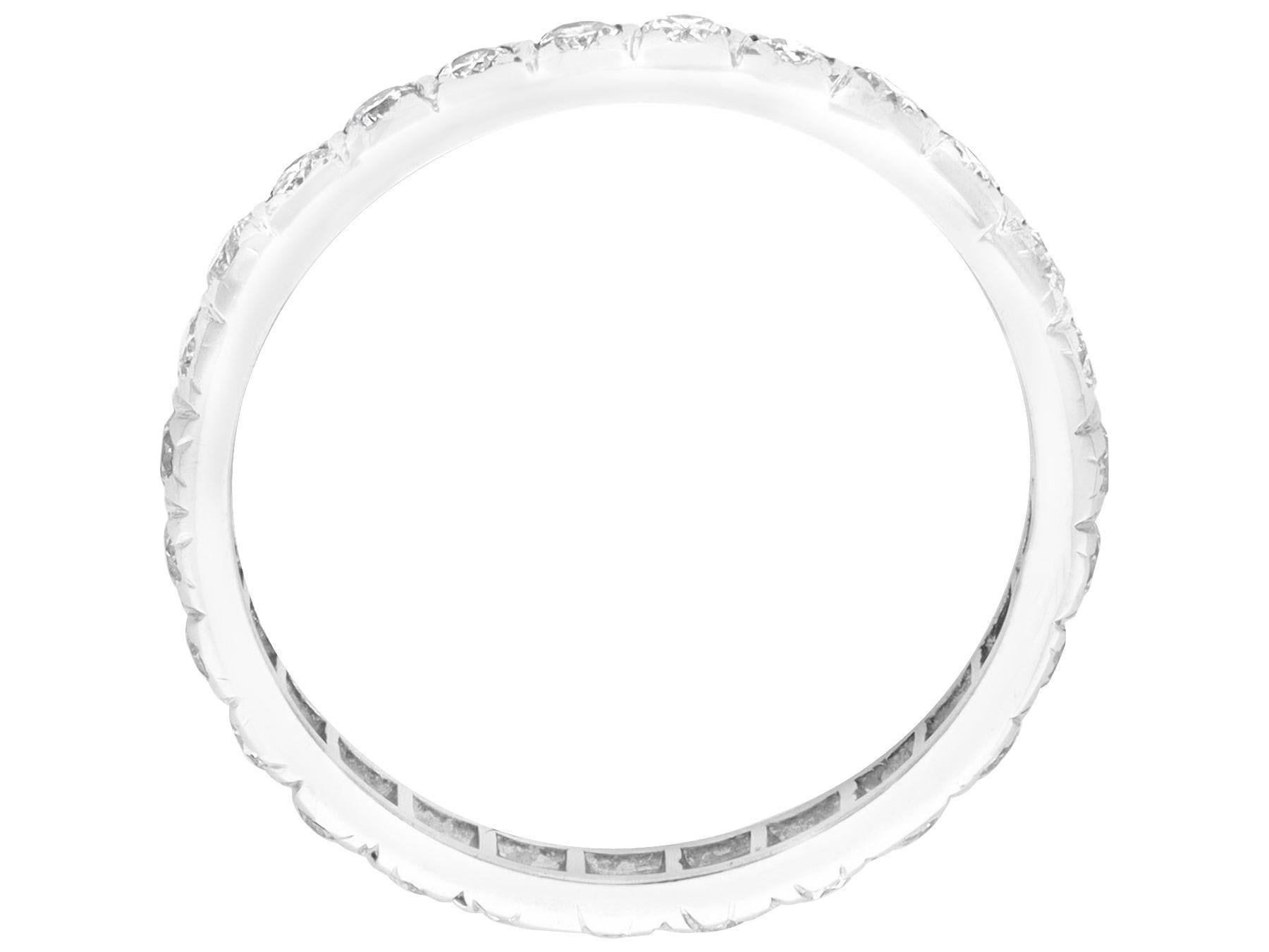 Bague d'éternité française ancienne en or blanc et diamants, c. 1920 Unisexe en vente