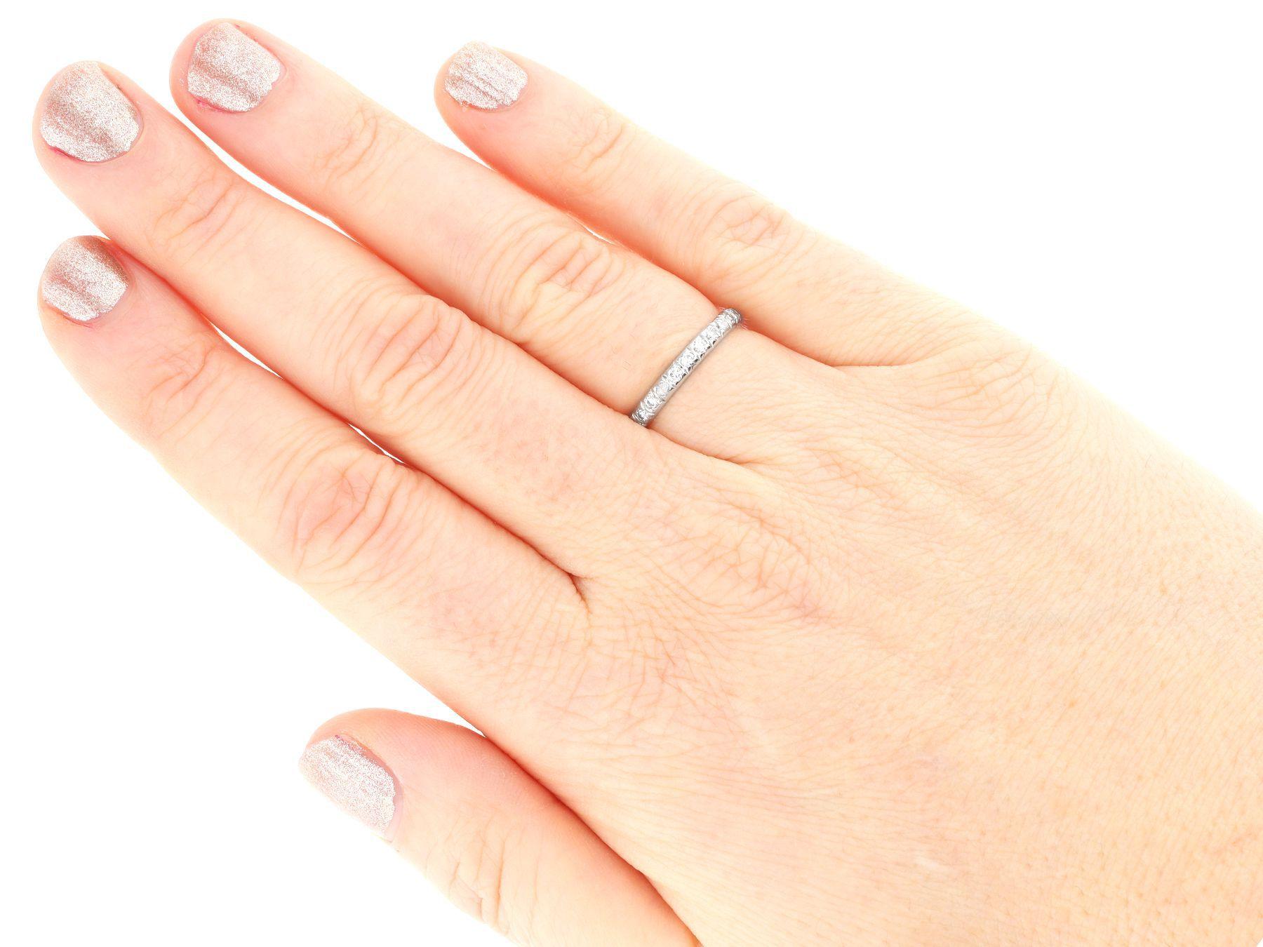 Bague d'éternité française ancienne en or blanc et diamants, c. 1920 en vente 1