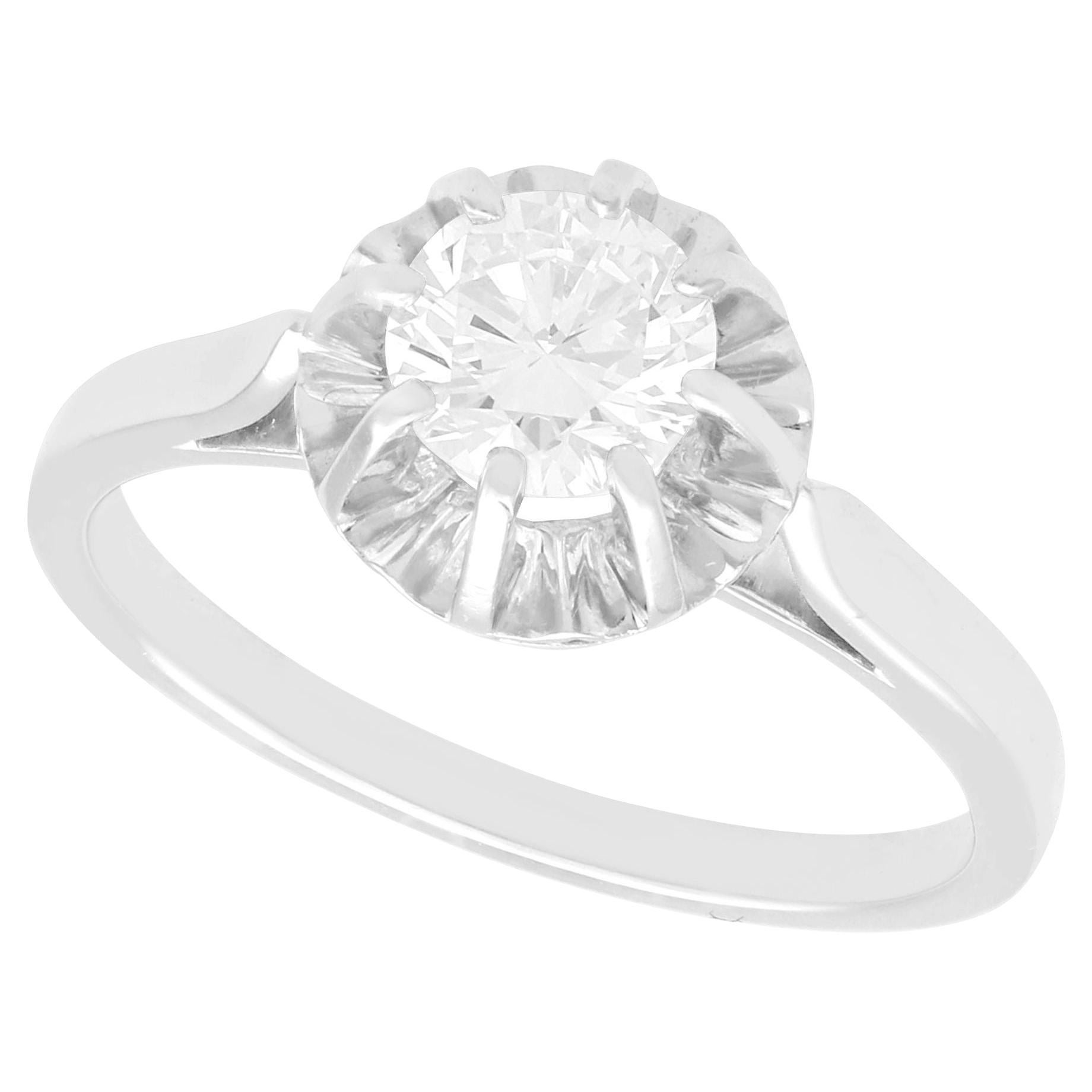Anillo de compromiso solitario francés de diamantes y oro blanco