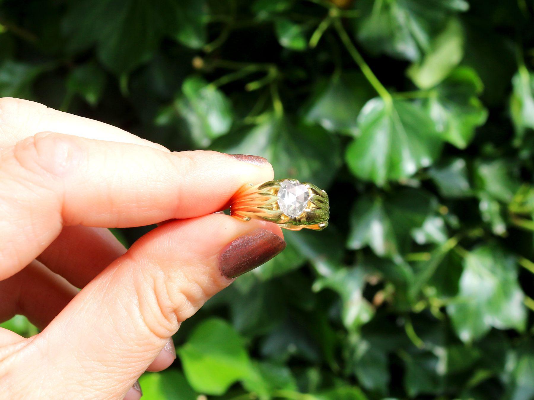 Une superbe bague solitaire ancienne de 0,75 carat en diamant et or jaune 18 carats, faisant partie de nos diverses collections de bijoux en diamant.

Cette magnifique bague solitaire ancienne a été réalisée en or jaune 18 carats.

L'imposante