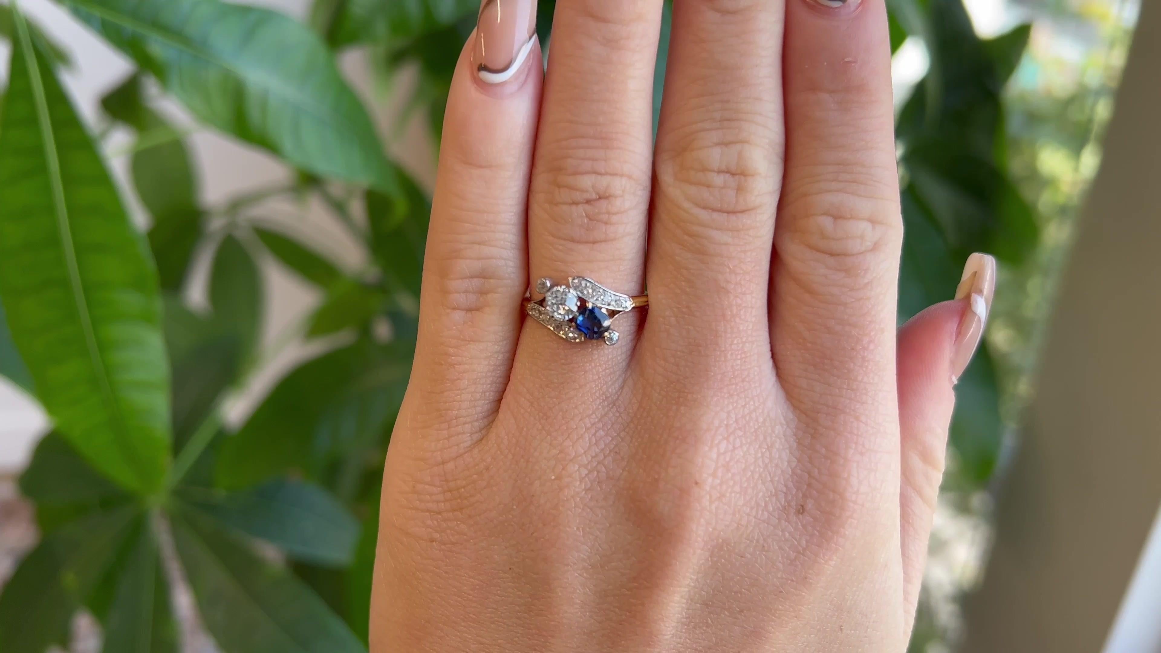Eine antike Französisch Diamant Saphir 18 Karat Gold Platin Toi et Moi Ring. Mit einem kissenförmigen, gemischt geschliffenen Saphir von ca. 0,50 Karat und einem alten, europäisch geschliffenen Diamanten von ca. 0,30 Karat, eingestuft in Farbe H und