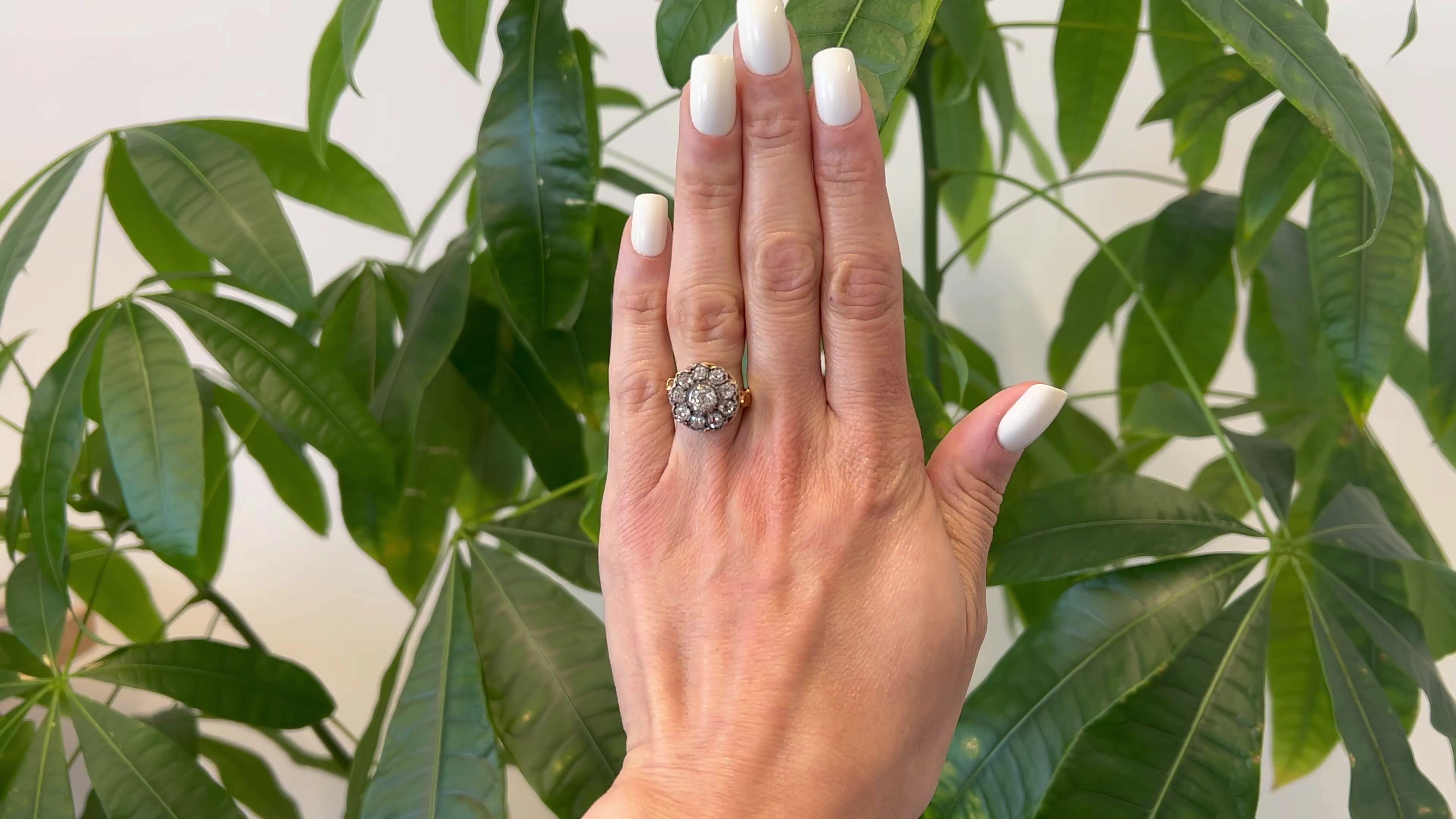 Eine antike Französisch Diamant Silber 18k Rose Gold Cluster-Ring. Mit einem Diamanten im alten Minenschliff mit einem Gewicht von ca. 0,65 Karat, eingestuft in Farbe I und Reinheit I1. Akzentuiert durch neun Diamanten im Altminenschliff mit einem