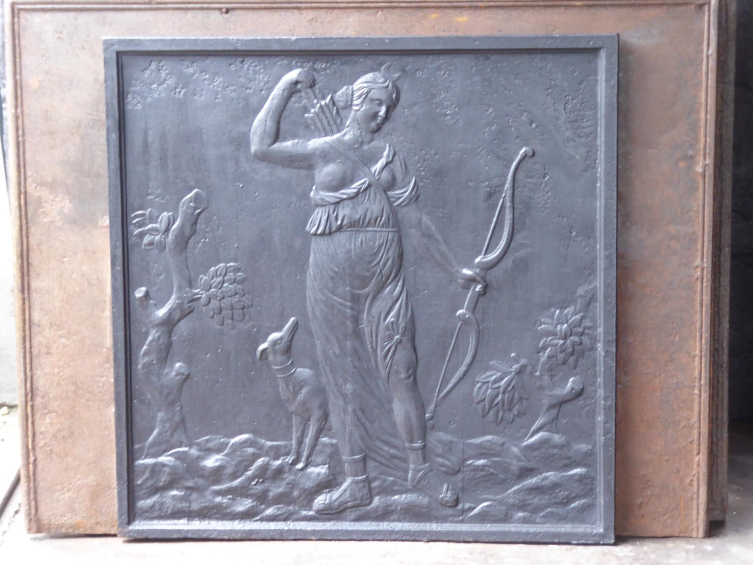 Plaque de cheminée française Napoléon III du XIXe siècle représentant la déesse Diane. Déesse de la chasse, également protectrice des animaux de la forêt, en particulier des jeunes animaux. Elle éprouvait un grand plaisir à chasser, mais veillait à