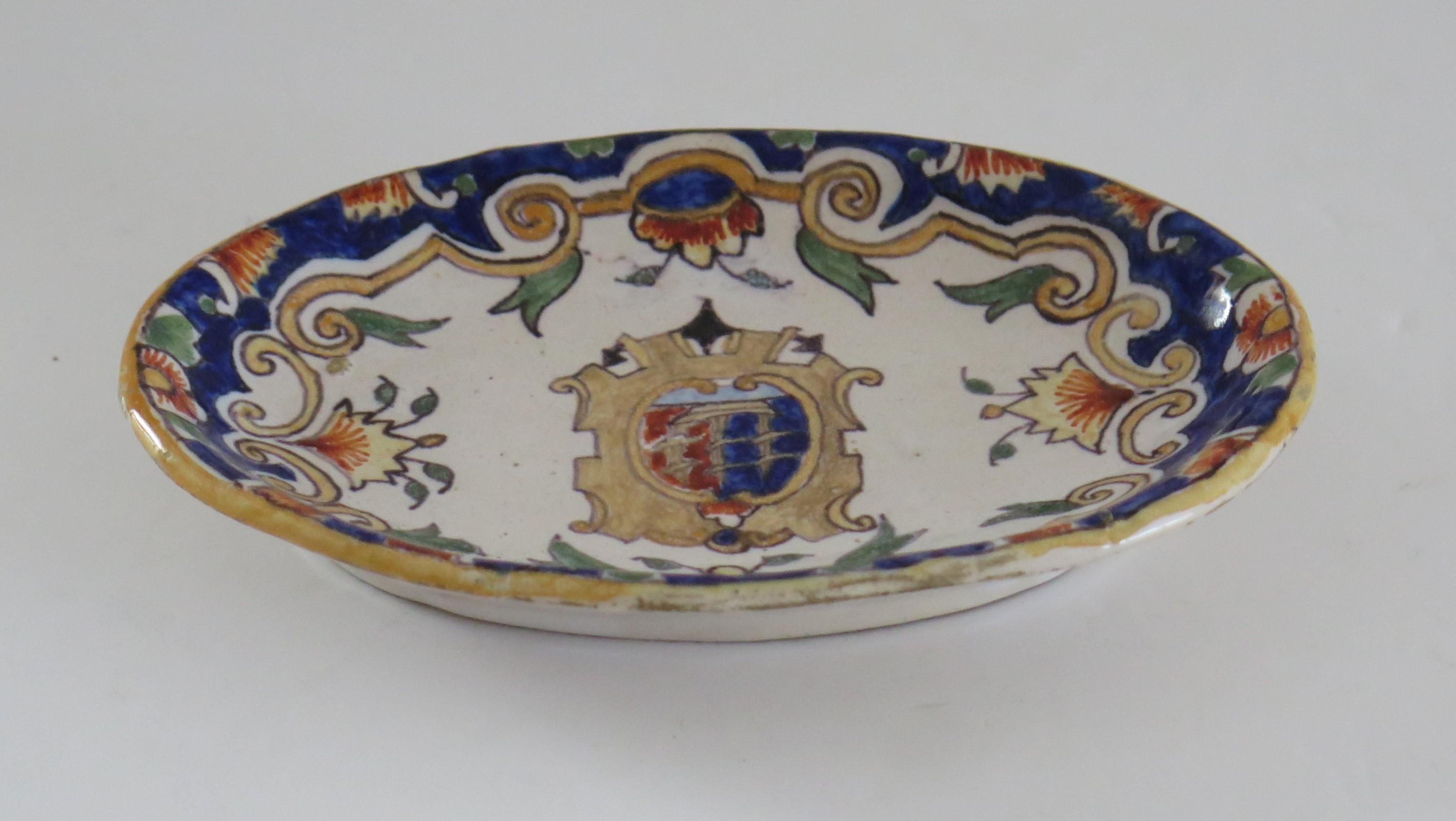 Antique French Dieppe Faience Handpainted Armorial Dish, Ca 1870 In Good Condition In Lincoln, Lincolnshire