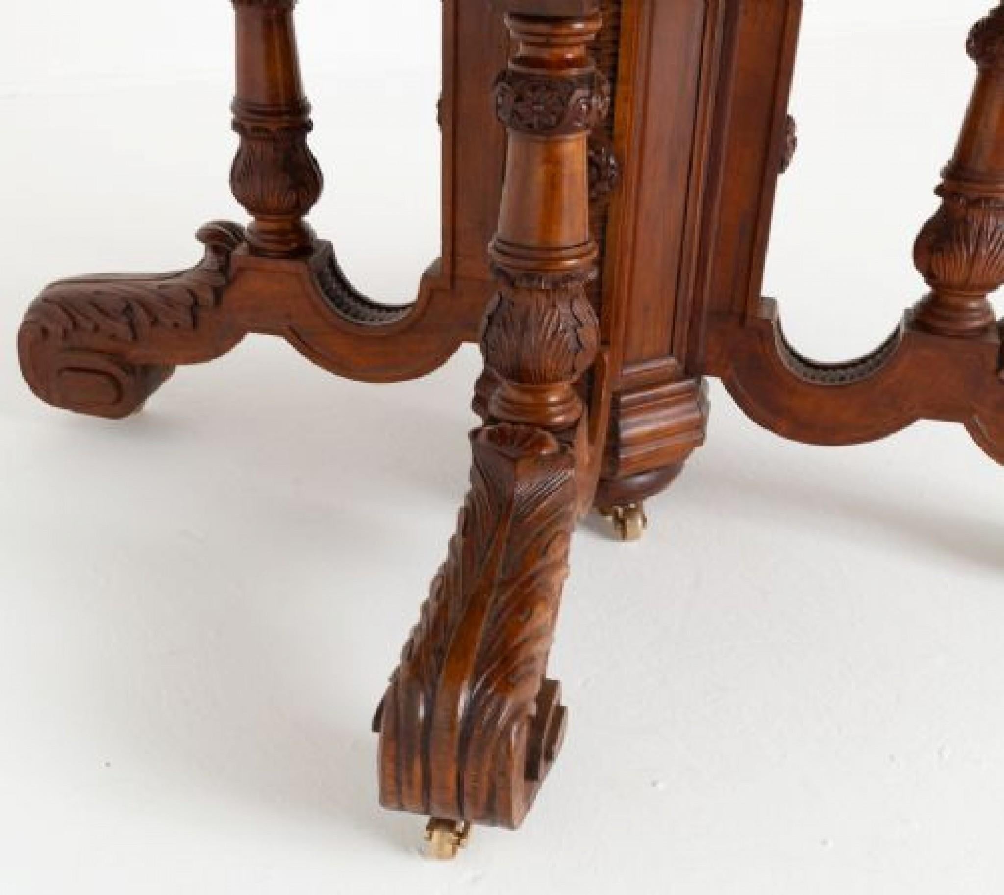 Ancienne table de salle à manger à rallonge en noyer 20 places en vente 4