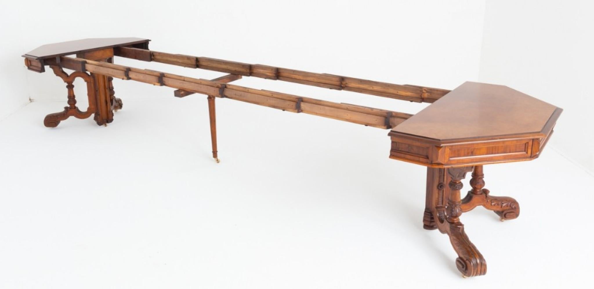 Ancienne table de salle à manger à rallonge en noyer 20 places en vente 5