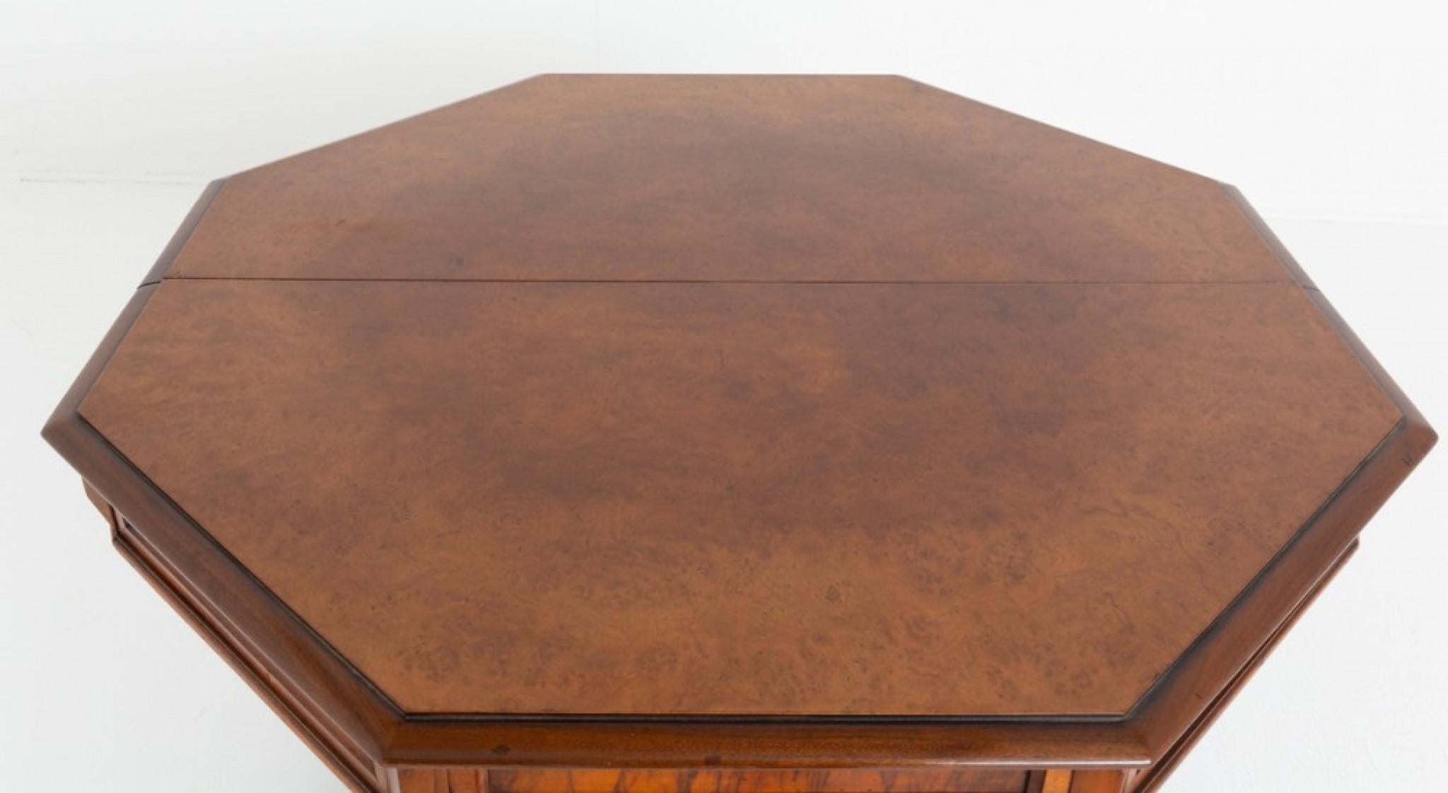 Ancienne table de salle à manger à rallonge en noyer 20 places en vente 1