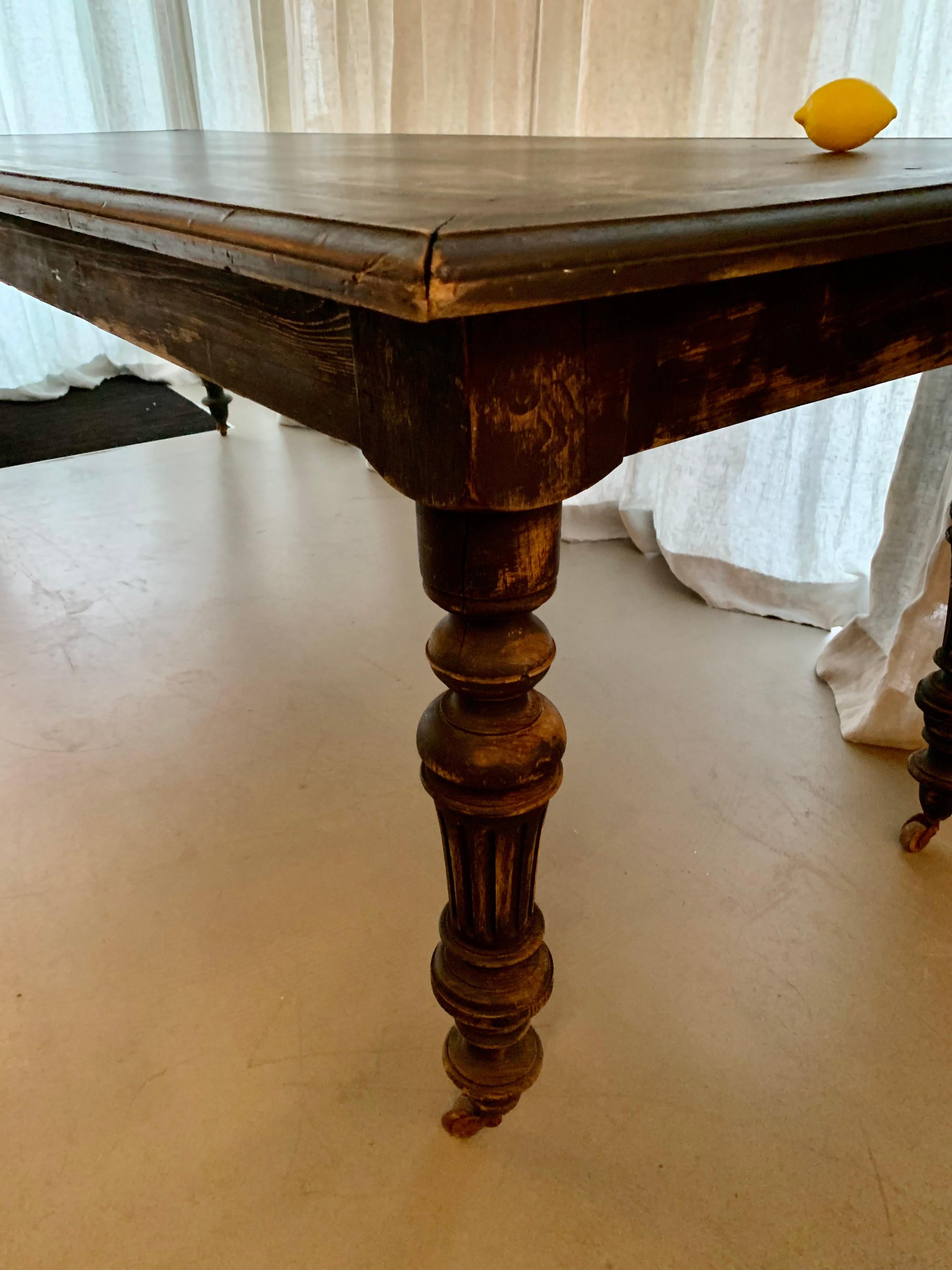 Solide et grande table de salle à manger ancienne française peinte en noir avec une patine magnifique - la table n'est pas lourde, et elle a même des petites roues en pierre ce qui la rend très facile à déplacer.