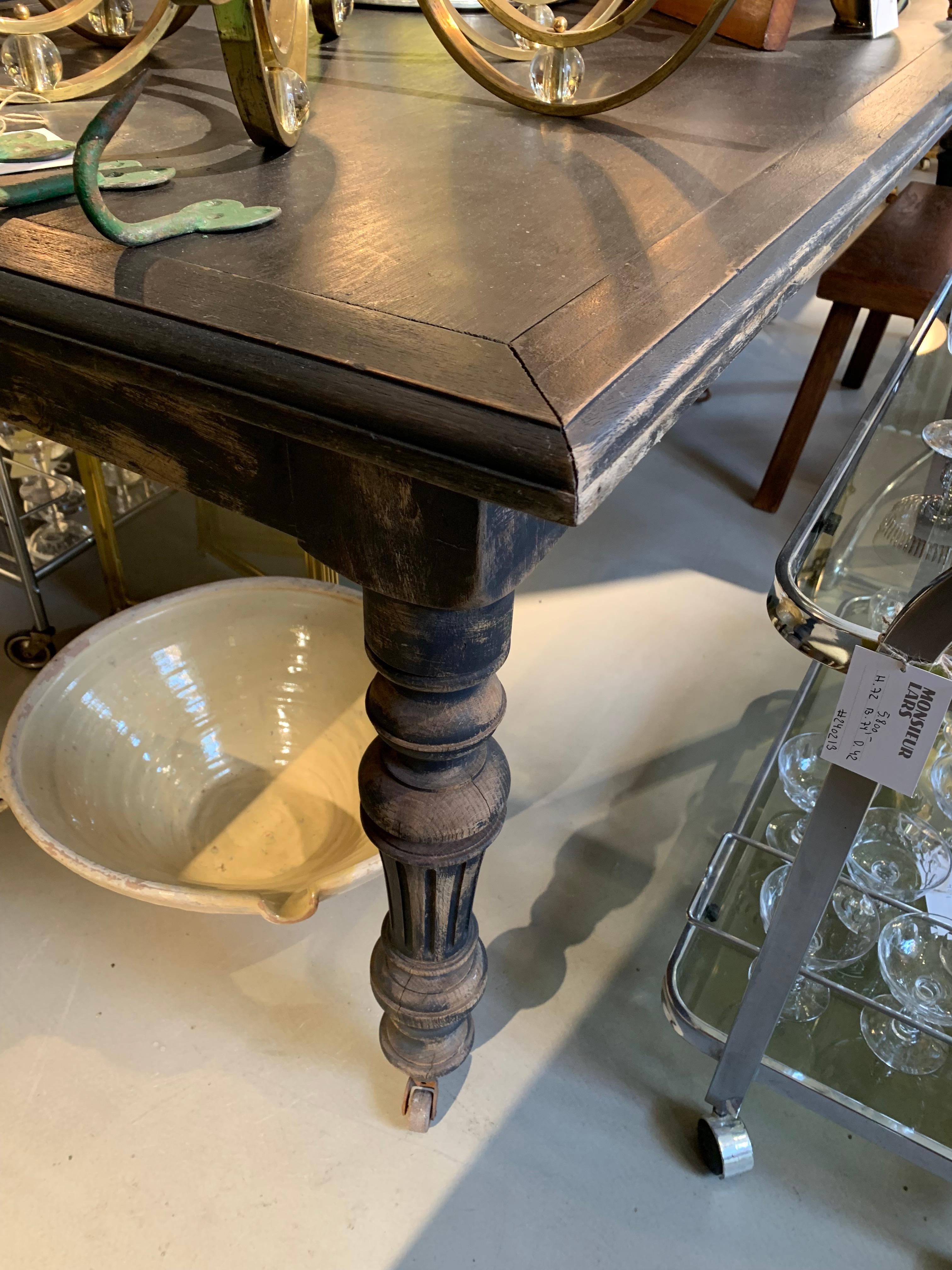 Table à manger française d'antiquités en vente 1