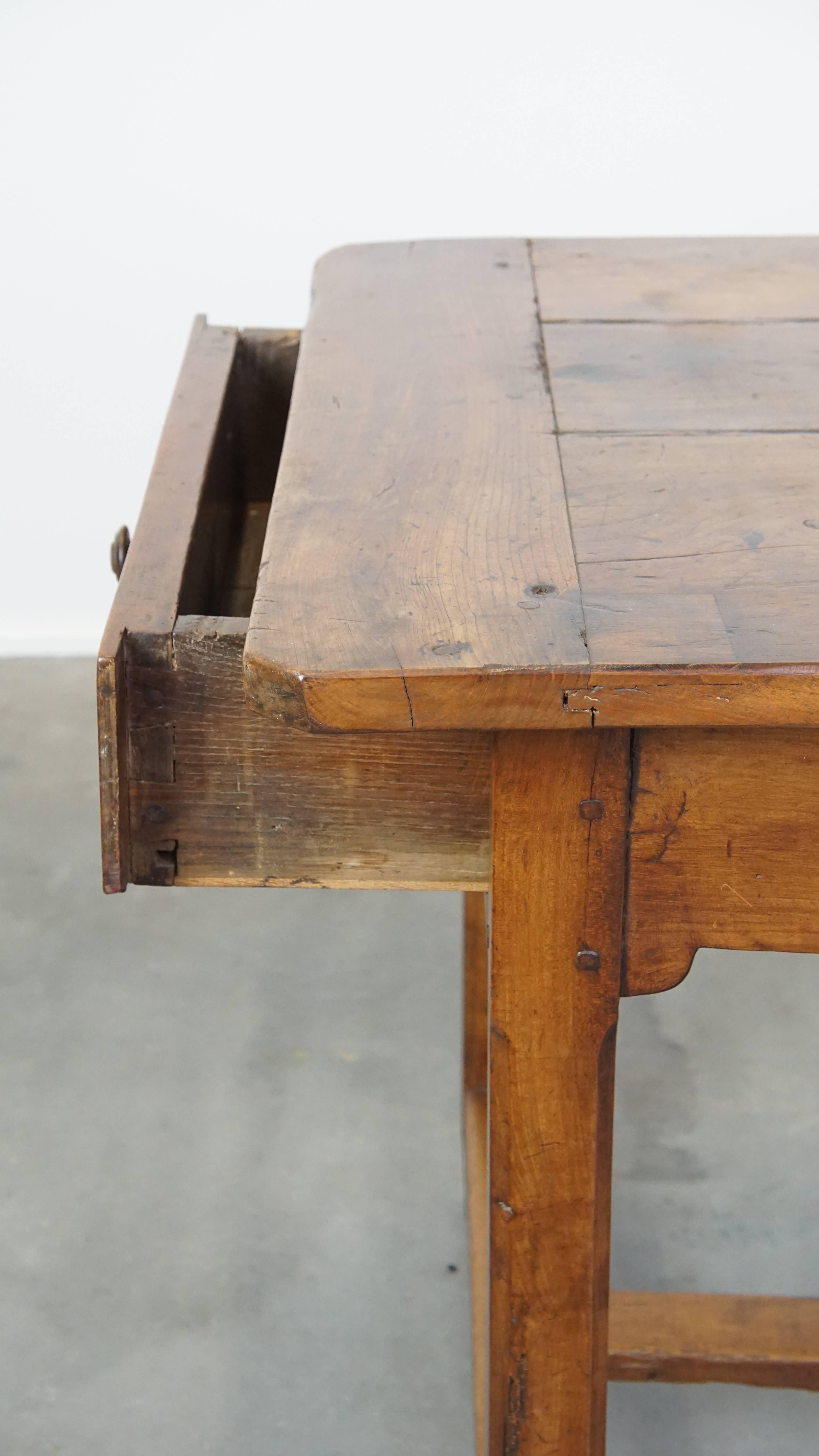 Ancienne table de salle à manger française à 3 tiroirs de la fin du 18e siècle en vente 3