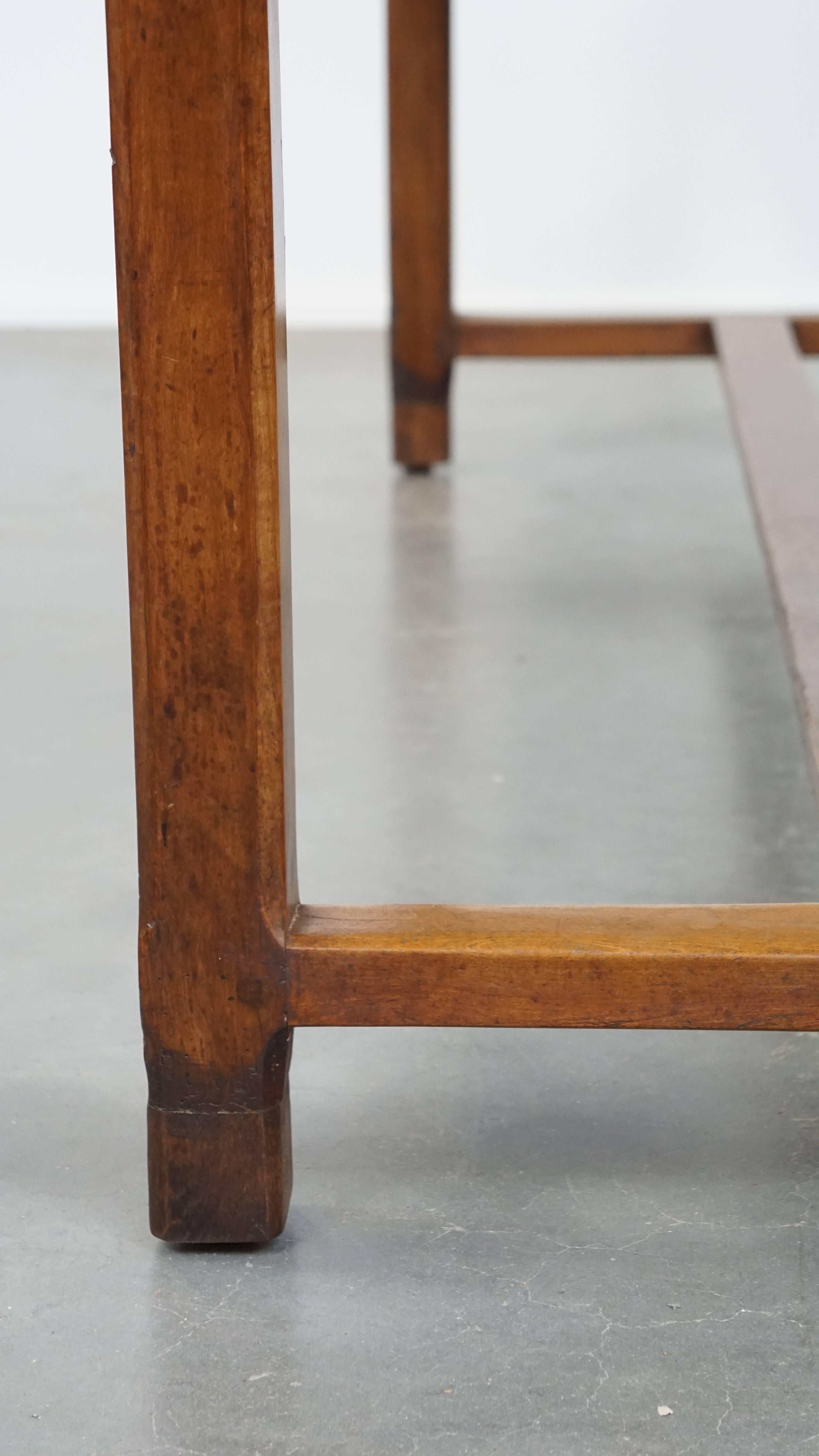 Ancienne table de salle à manger française à 3 tiroirs de la fin du 18e siècle en vente 5