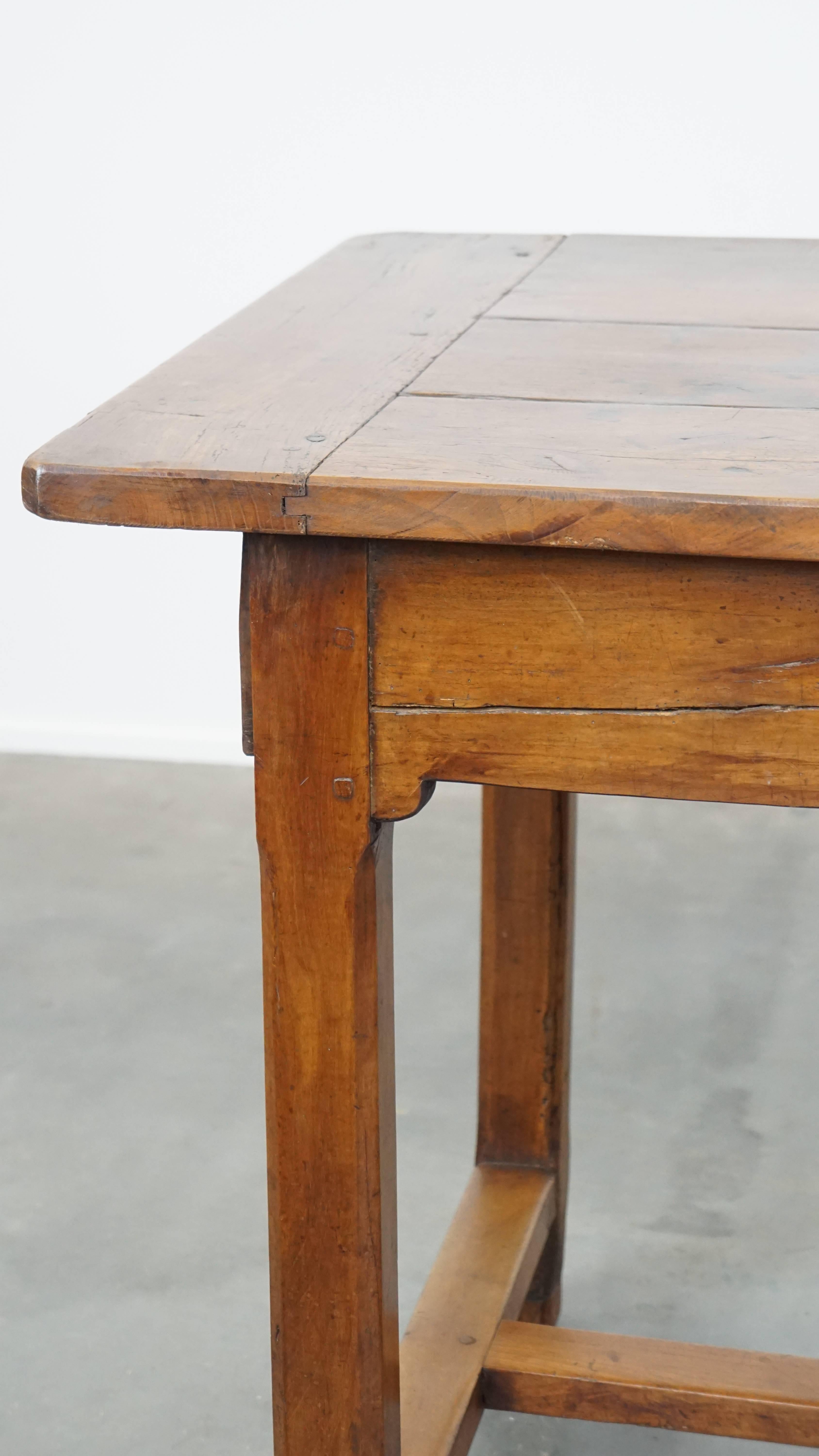 Ancienne table de salle à manger française à 3 tiroirs de la fin du 18e siècle en vente 6