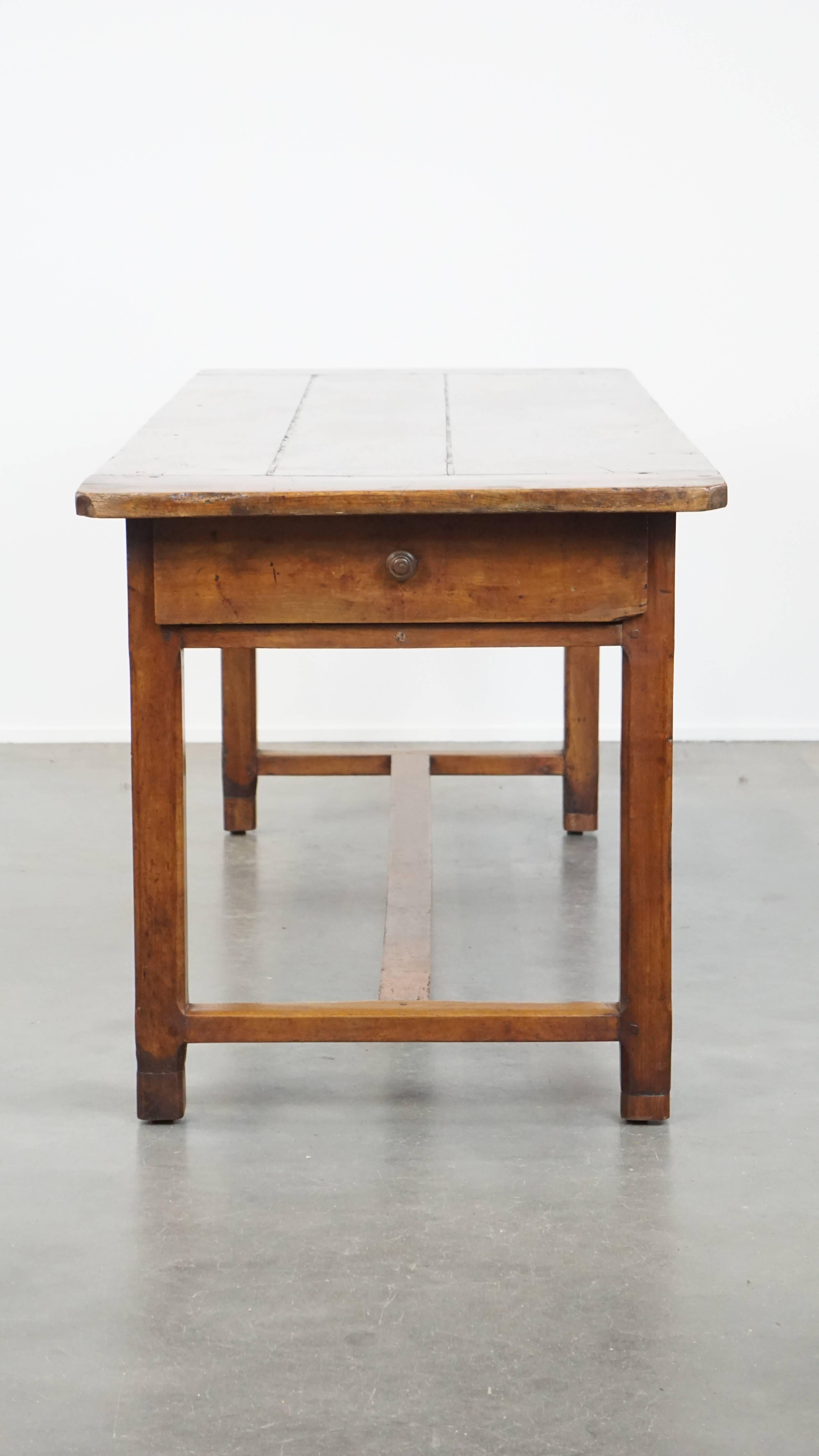 Romain classique Ancienne table de salle à manger française à 3 tiroirs de la fin du 18e siècle en vente