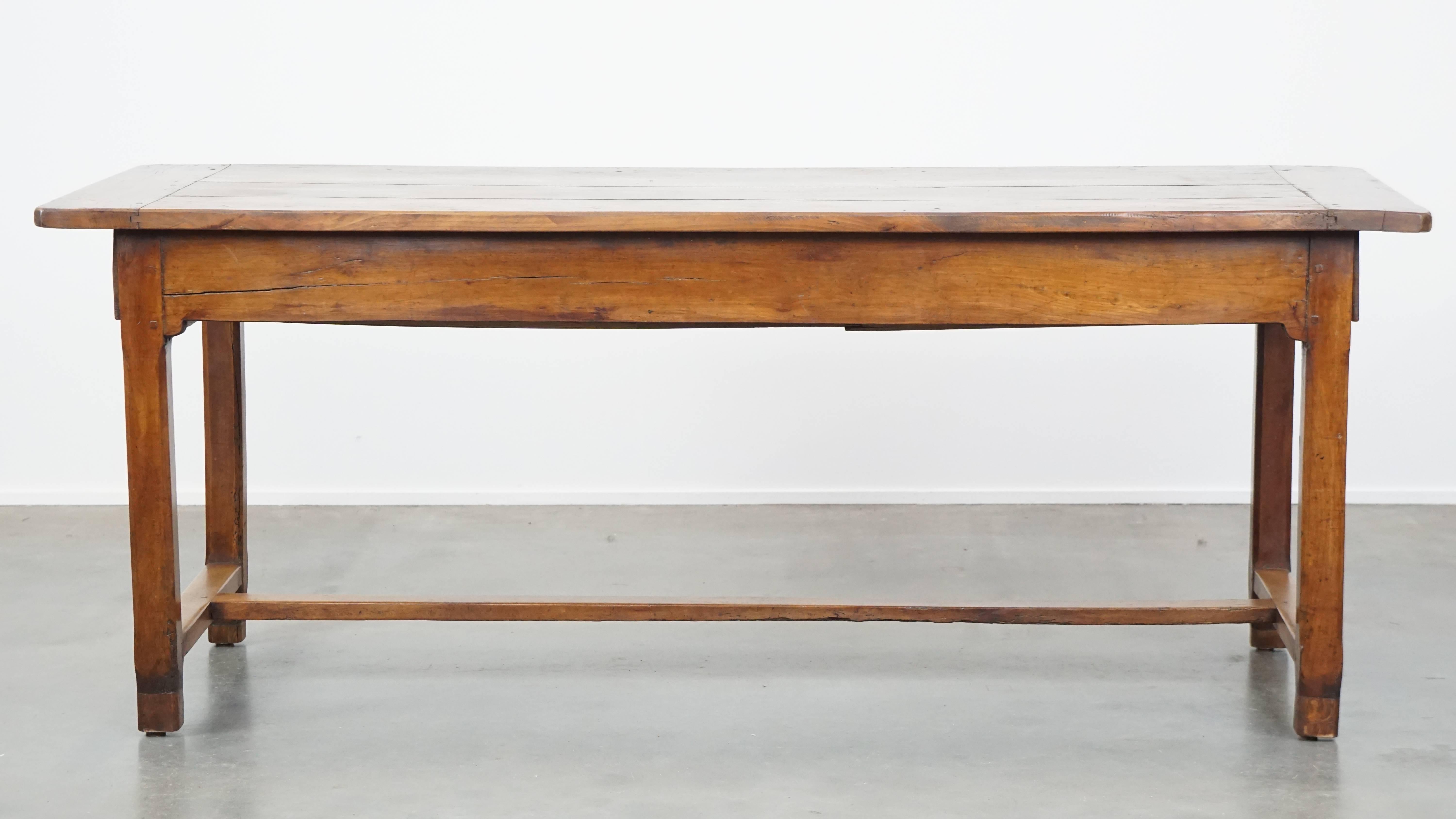 Fait main Ancienne table de salle à manger française à 3 tiroirs de la fin du 18e siècle en vente