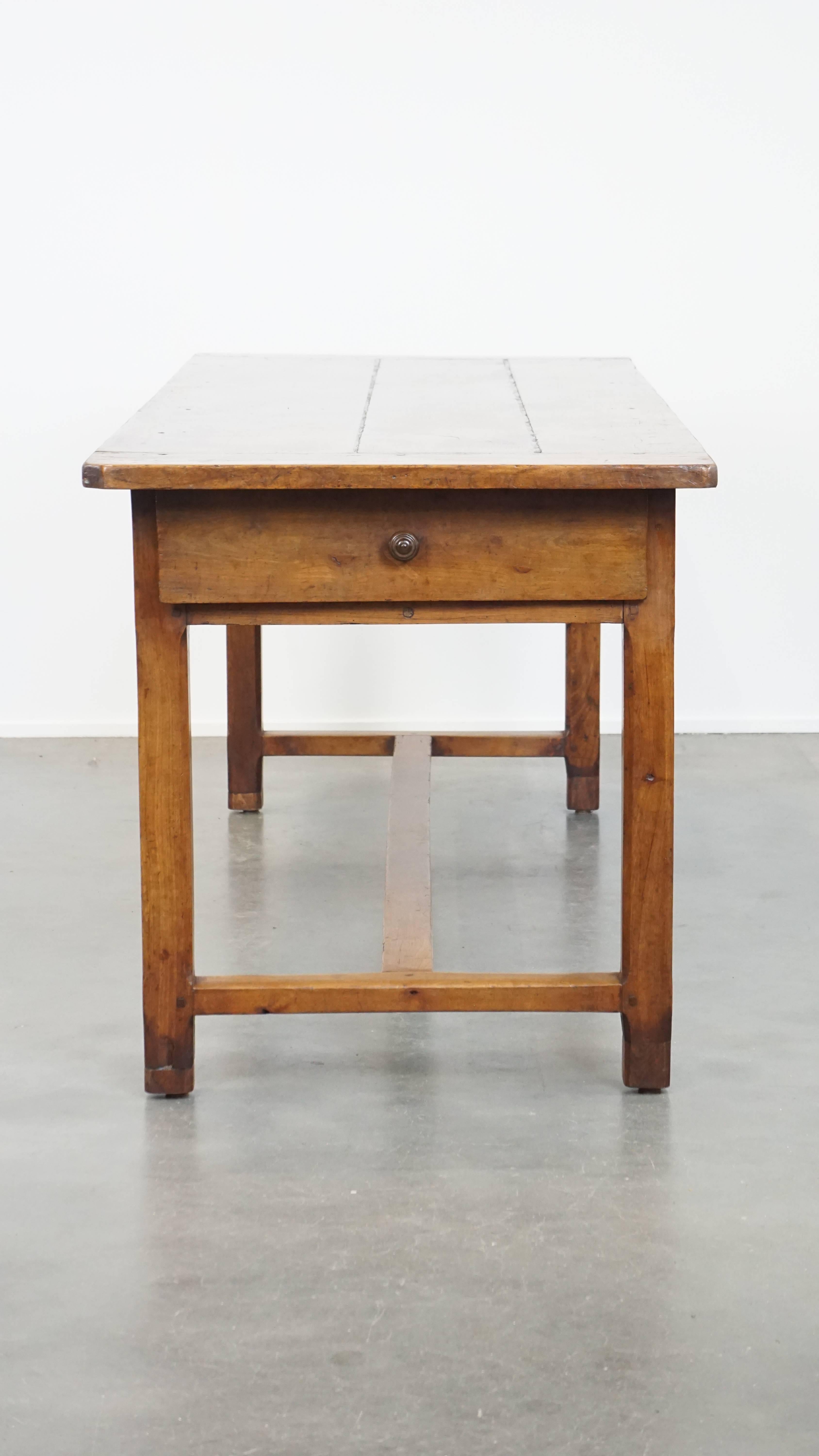 Ancienne table de salle à manger française à 3 tiroirs de la fin du 18e siècle Bon état - En vente à Harderwijk, NL