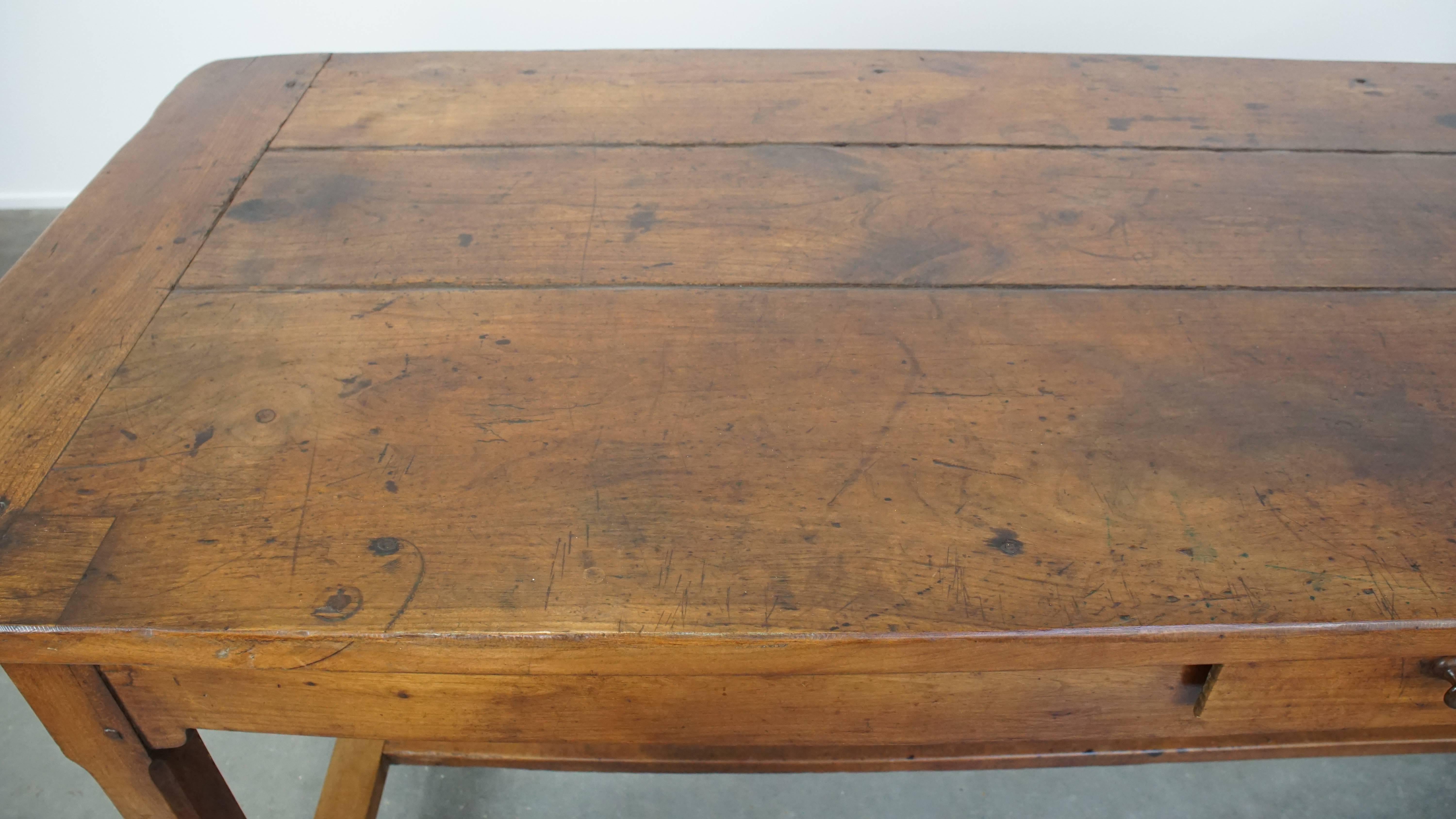 XVIIIe siècle Ancienne table de salle à manger française à 3 tiroirs de la fin du 18e siècle en vente
