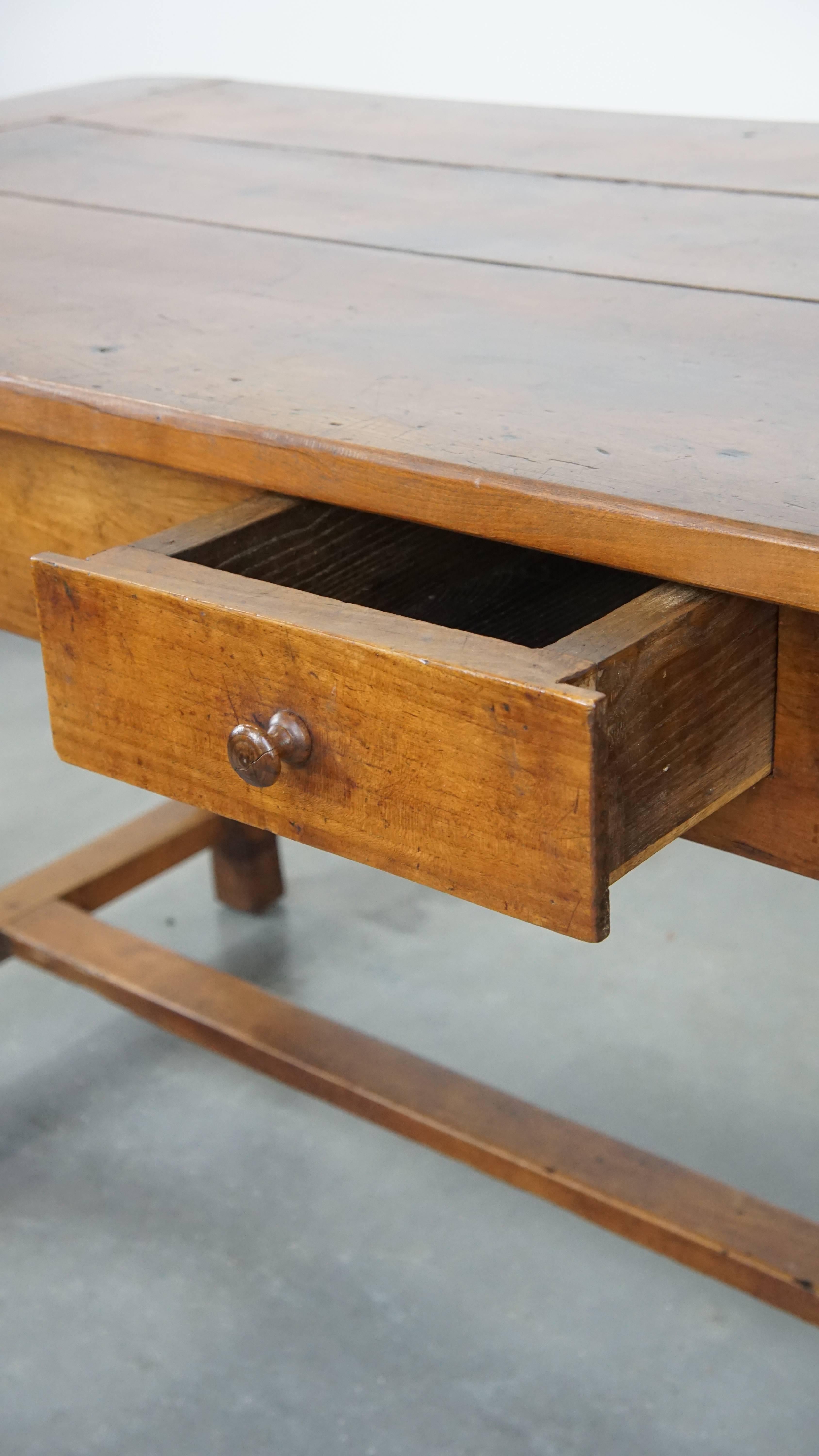 Ancienne table de salle à manger française à 3 tiroirs de la fin du 18e siècle en vente 2