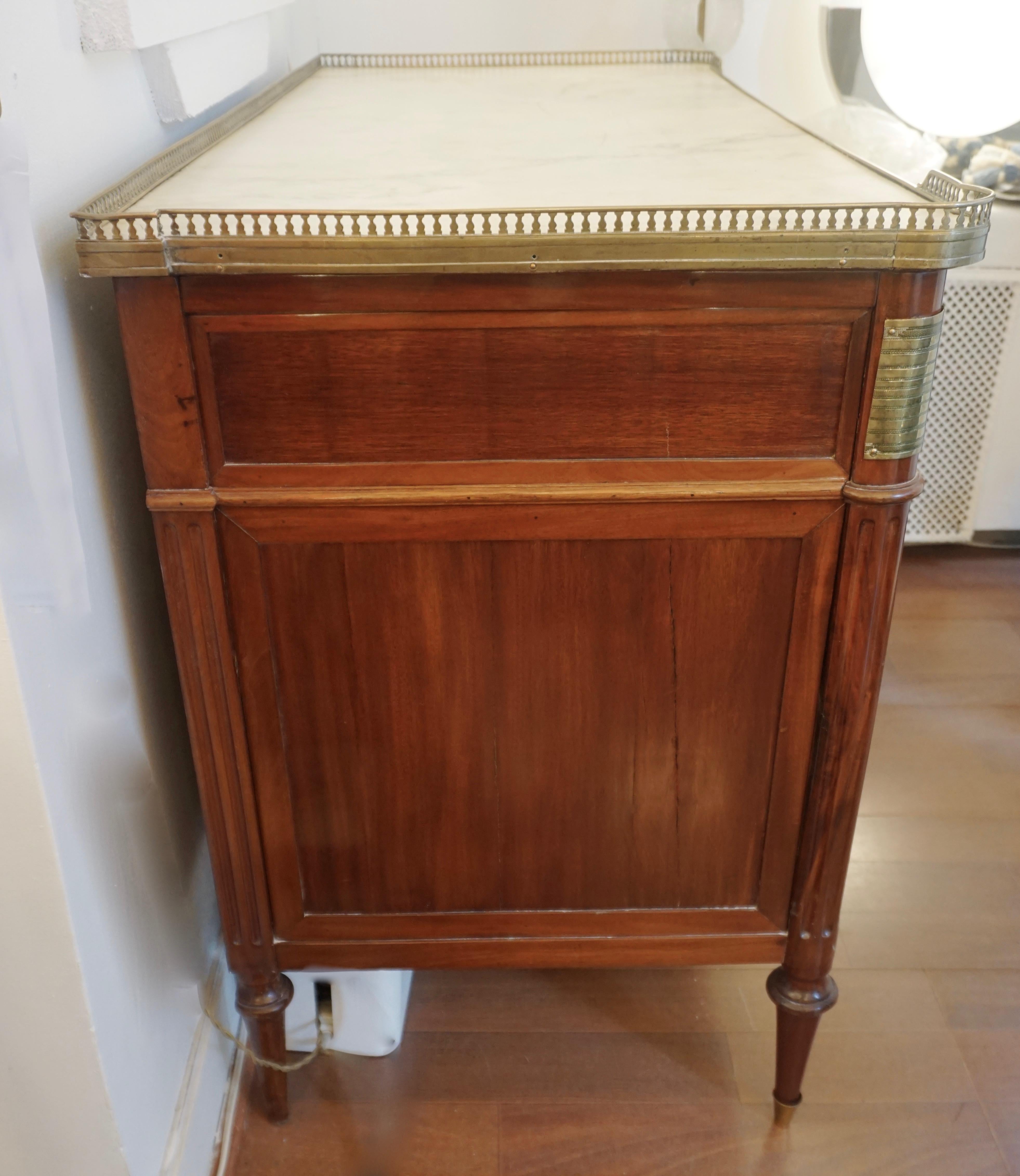 Antique French Directoire Brass Mounted Mahogany Commode with White Marble Top In Good Condition In New York, NY