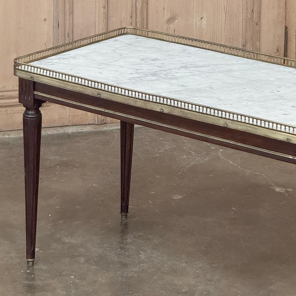 Ancienne table basse du Directoire français à plateau en marbre de Carrare en vente 2