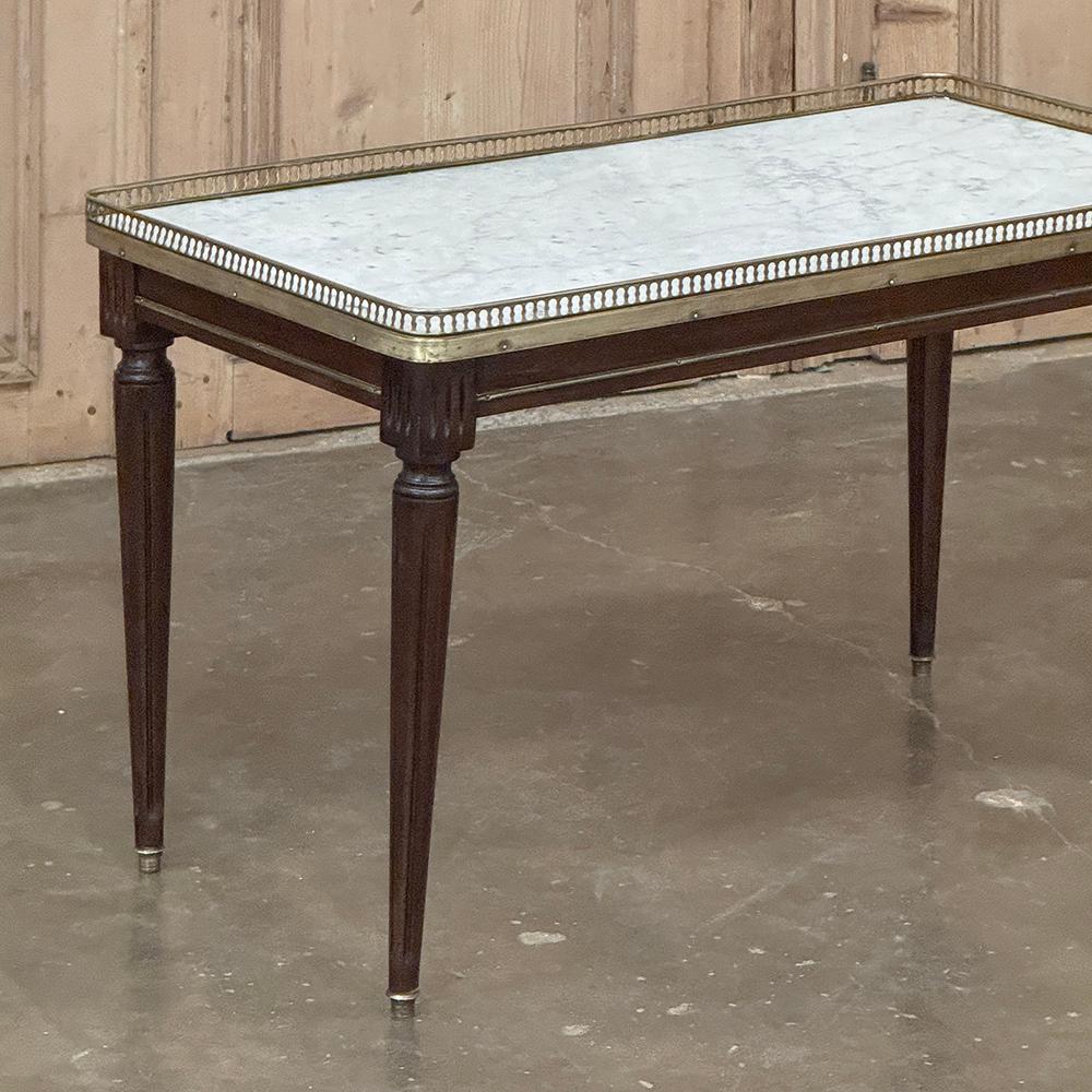 Ancienne table basse du Directoire français à plateau en marbre de Carrare en vente 3