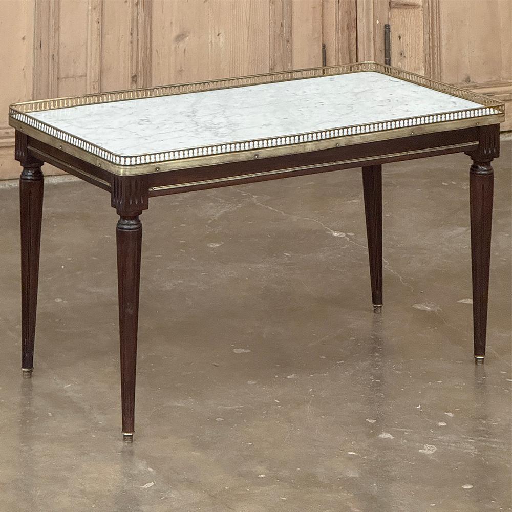 Louis XVI Ancienne table basse du Directoire français à plateau en marbre de Carrare en vente