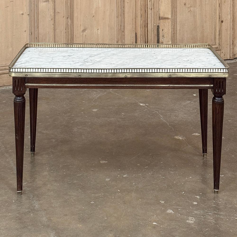 Français Ancienne table basse du Directoire français à plateau en marbre de Carrare en vente