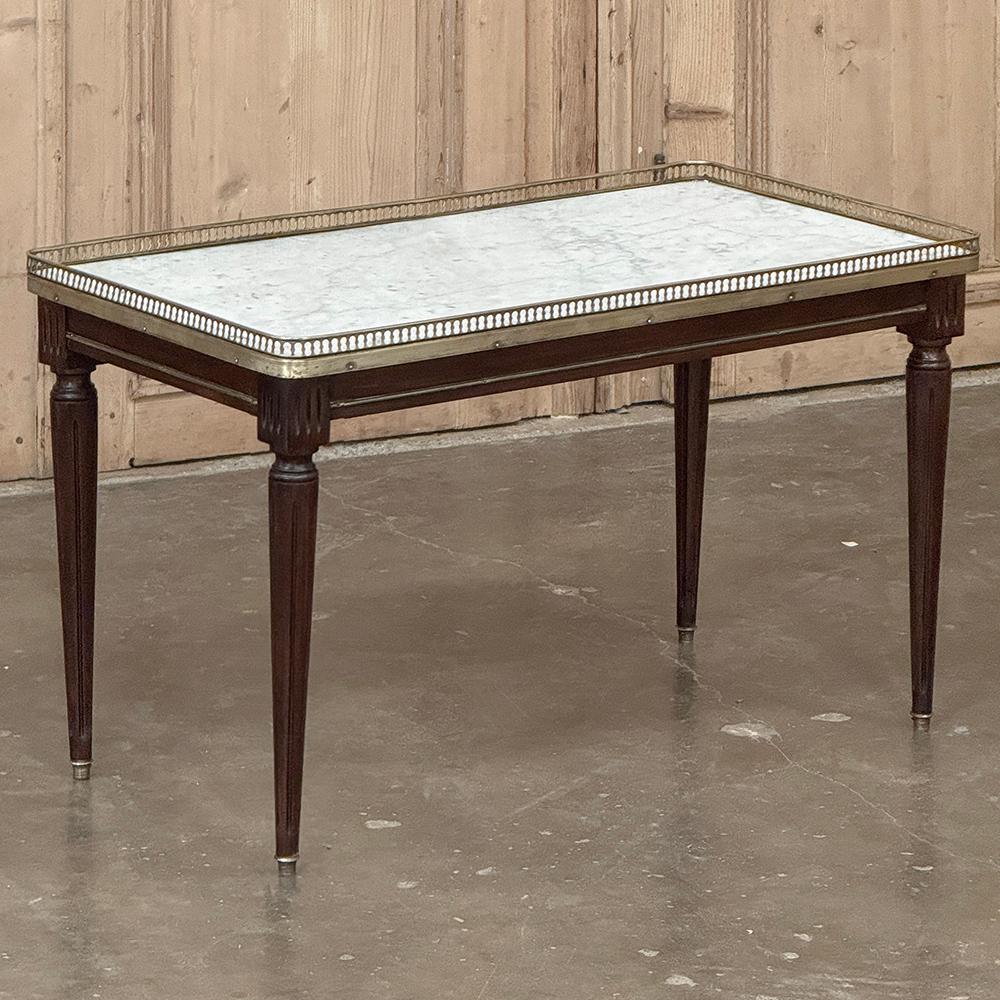 Fait main Ancienne table basse du Directoire français à plateau en marbre de Carrare en vente