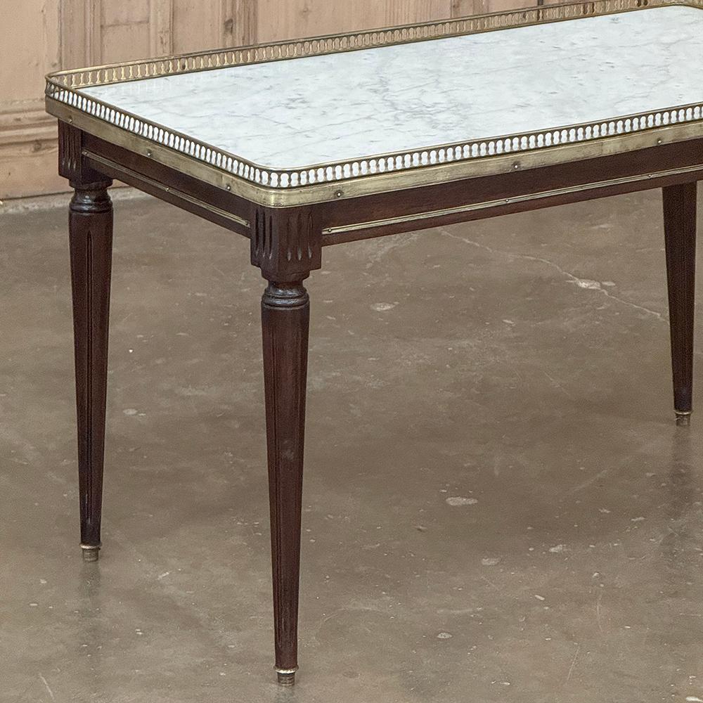 Ancienne table basse du Directoire français à plateau en marbre de Carrare Bon état - En vente à Dallas, TX