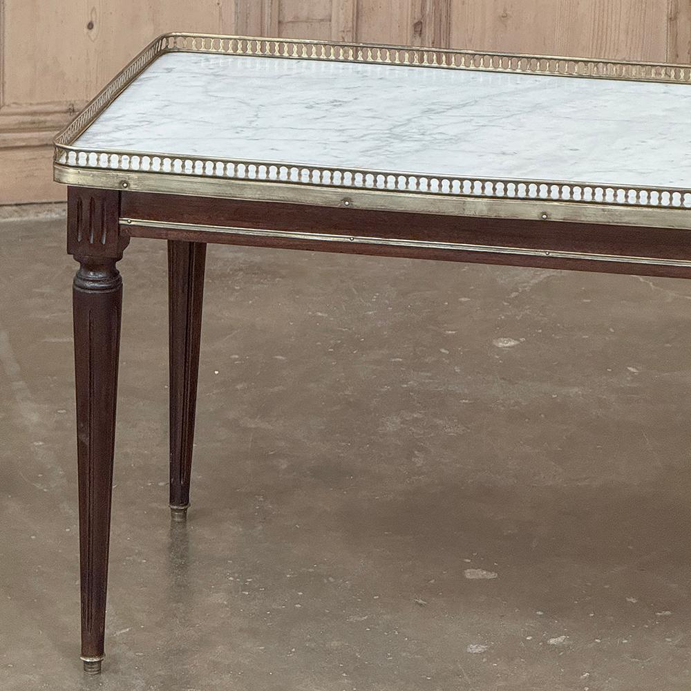 20ième siècle Ancienne table basse du Directoire français à plateau en marbre de Carrare en vente